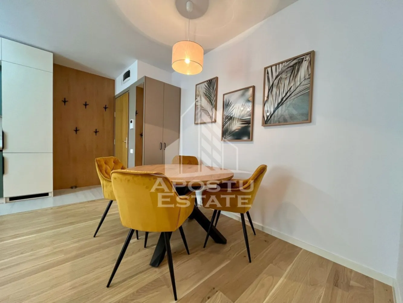 Apartament de lux cu 3 camere, de inchiriat, zona Circuvalatiunii - APOSTU ESTATE va propune spre inchiriere un apartament de lux cu 3 camere, 2 bai, confort 1 sporit, open space situat la etajul 3/7, zona Circumvalatiunii

Imobilul se intinde pe o suprafata utila de 72 mpu si este compartimentat astfel:
- hol de acces
- living open space
- 1 dormitor matrimonial
- 1 dormitor care poate fi folosit ca si camera copilului
- bucatarie utilata si mobilata complet inclusiv cu pahare, vesela, etc
- 2 bai, una de servici cu dus si alta cu cada
- terasa deschisa de 8mp
Confortul termic se realizeaza prin intermediul centralei pe imobil si al aparatelor de aer conditionat. Smart home system pentru reglare temperaturi in fiecare incapere. Incalzire este prin pardoseala.
Apartamentul are un loc de parcare la subteran inclus in pret.
Toate electrocasnicele sunt de cea mai inalnta calitate, iar mobilierul din living si bucatarie este facut pe comanda de la designerii italieni Rovere.
Vecinatati:
- Mega Image, LIDL, Kaufland
- Iulius Town
- Piata Unirii, Piata Operei
- McDonalds
- Mijloace de transport in comun

Apartamentul este la prima inchiriere.
Garantia este echivalenta a 2 luni de chirie.
Nu se accepta animale de companie si sa se fumeze in incinta imobilului.
Disponibil din 1.08.2026
Va asteptam cu drag la o vizionare!
ID intern: CP3200772!