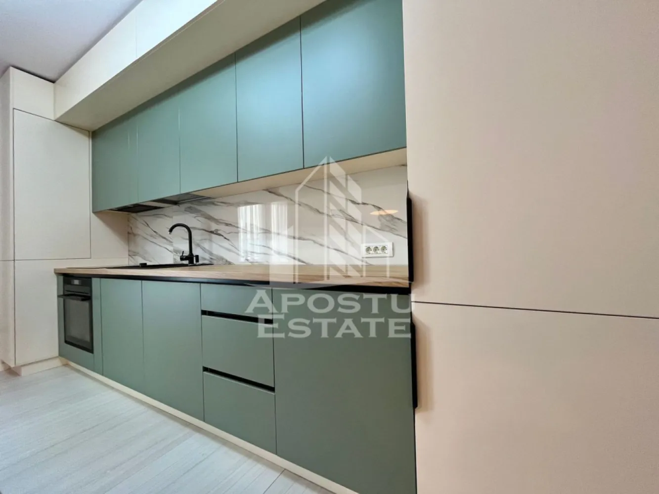 Apartament de lux cu 3 camere, de inchiriat, zona Circuvalatiunii - APOSTU ESTATE va propune spre inchiriere un apartament de lux cu 3 camere, 2 bai, confort 1 sporit, open space situat la etajul 3/7, zona Circumvalatiunii

Imobilul se intinde pe o suprafata utila de 72 mpu si este compartimentat astfel:
- hol de acces
- living open space
- 1 dormitor matrimonial
- 1 dormitor care poate fi folosit ca si camera copilului
- bucatarie utilata si mobilata complet inclusiv cu pahare, vesela, etc
- 2 bai, una de servici cu dus si alta cu cada
- terasa deschisa de 8mp
Confortul termic se realizeaza prin intermediul centralei pe imobil si al aparatelor de aer conditionat. Smart home system pentru reglare temperaturi in fiecare incapere. Incalzire este prin pardoseala.
Apartamentul are un loc de parcare la subteran inclus in pret.
Toate electrocasnicele sunt de cea mai inalnta calitate, iar mobilierul din living si bucatarie este facut pe comanda de la designerii italieni Rovere.
Vecinatati:
- Mega Image, LIDL, Kaufland
- Iulius Town
- Piata Unirii, Piata Operei
- McDonalds
- Mijloace de transport in comun

Apartamentul este la prima inchiriere.
Garantia este echivalenta a 2 luni de chirie.
Nu se accepta animale de companie si sa se fumeze in incinta imobilului.
Disponibil din 1.08.2026
Va asteptam cu drag la o vizionare!
ID intern: CP3200772!