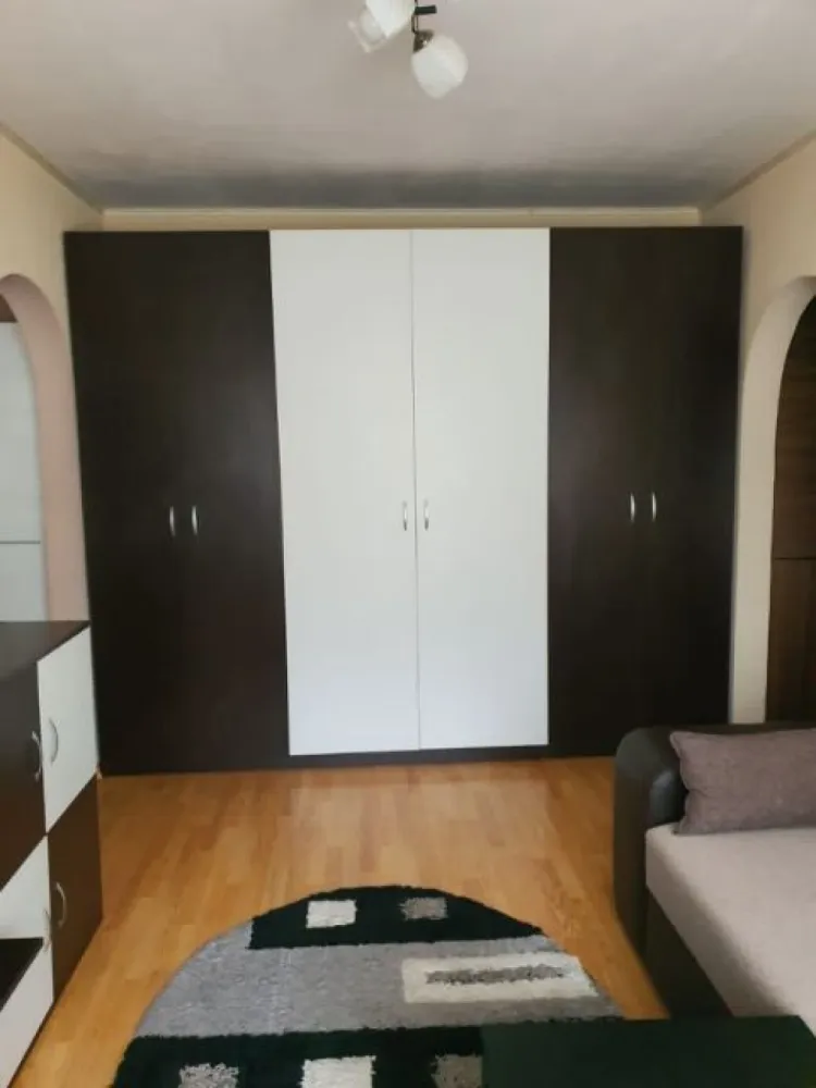 De vanzare apartament cu 2 camere etaj 1, Micro 38, 60.000 euro - Se oferă spre vânzare un apartament cu 2 camere semidecomandat, situat în cartierul Micro 38, la etajul 1, ideal atât pentru locuit, cât și pentru investiție.
Apartamentul dispune de:
- centrală termică proprie;
- aer condiționat;
- ferestre cu tâmplărie PVC și geam termopan;
- gresie și faianță;
- se vinde mobilat și utilat, gata de mutare;
- izolatie interioara si exterioara
- întreținut, curat și cu un aspect plăcut.
Avantaje ale zonei:
- în apropiere de magazine (Supeco, Lidl);
- școală și grădiniță la câteva minute;
- acces facil la mijloace de transport și alte puncte de interes.
Preț: 60.000 €
Pentru mai multe informații sau pentru programarea unei vizionări, vă rog să mă contactați 0741.030.291 Marilena, Agentia Mag Invest.