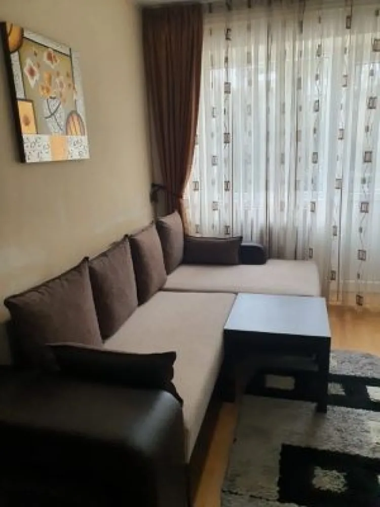 De vanzare apartament cu 2 camere etaj 1, Micro 38, 60.000 euro - Se oferă spre vânzare un apartament cu 2 camere semidecomandat, situat în cartierul Micro 38, la etajul 1, ideal atât pentru locuit, cât și pentru investiție.
Apartamentul dispune de:
- centrală termică proprie;
- aer condiționat;
- ferestre cu tâmplărie PVC și geam termopan;
- gresie și faianță;
- se vinde mobilat și utilat, gata de mutare;
- izolatie interioara si exterioara
- întreținut, curat și cu un aspect plăcut.
Avantaje ale zonei:
- în apropiere de magazine (Supeco, Lidl);
- școală și grădiniță la câteva minute;
- acces facil la mijloace de transport și alte puncte de interes.
Preț: 60.000 €
Pentru mai multe informații sau pentru programarea unei vizionări, vă rog să mă contactați 0741.030.291 Marilena, Agentia Mag Invest.