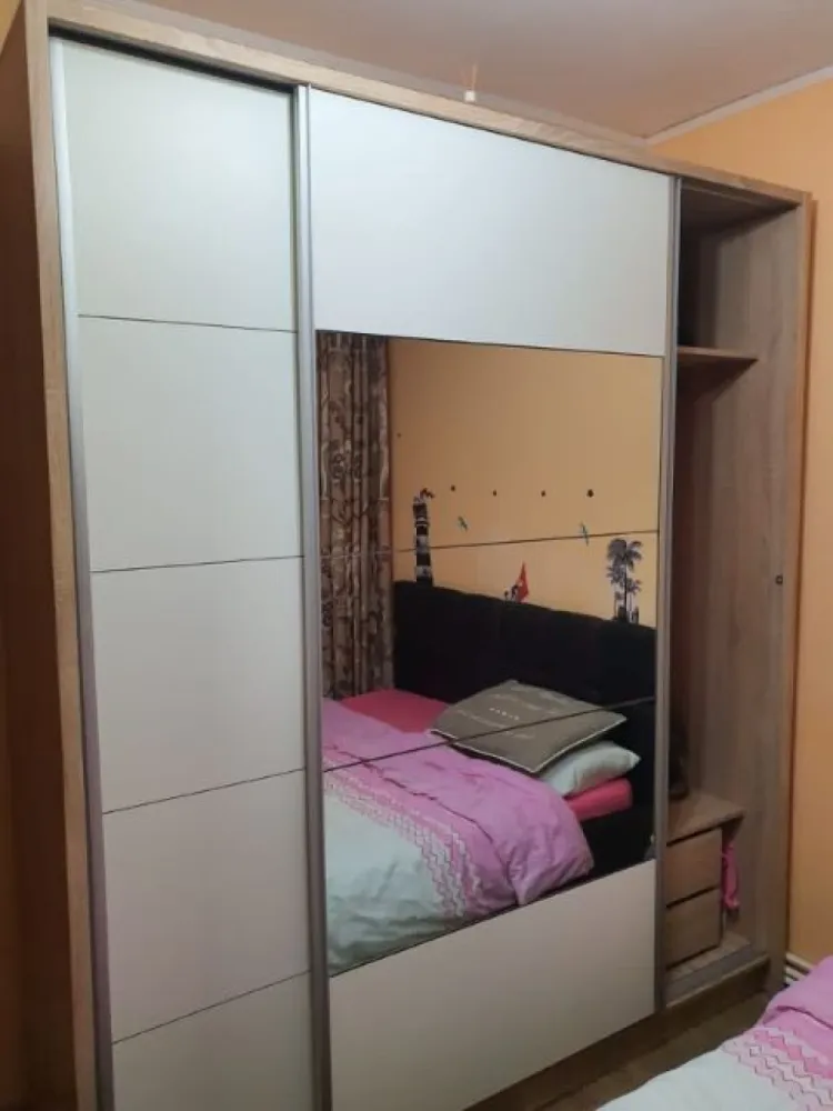 De vanzare apartament cu 2 camere etaj 1, Micro 38, 60.000 euro - Se oferă spre vânzare un apartament cu 2 camere semidecomandat, situat în cartierul Micro 38, la etajul 1, ideal atât pentru locuit, cât și pentru investiție.
Apartamentul dispune de:
- centrală termică proprie;
- aer condiționat;
- ferestre cu tâmplărie PVC și geam termopan;
- gresie și faianță;
- se vinde mobilat și utilat, gata de mutare;
- izolatie interioara si exterioara
- întreținut, curat și cu un aspect plăcut.
Avantaje ale zonei:
- în apropiere de magazine (Supeco, Lidl);
- școală și grădiniță la câteva minute;
- acces facil la mijloace de transport și alte puncte de interes.
Preț: 60.000 €
Pentru mai multe informații sau pentru programarea unei vizionări, vă rog să mă contactați 0741.030.291 Marilena, Agentia Mag Invest.