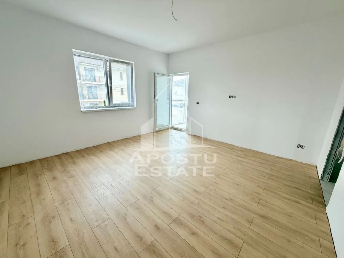 Apartament cu 2 camere, etaj 2, decomandat, zona Planetelor - APOSTU ESTATE va ofera spre vanzare un apartament cu 2 camere, decomandat, situat la parter, in zona Planetelor din Giroc, judetul Timis.
Dispune de o suprafata utila de 53 mp + balcon inchis de aproximativ 5 mp fiecare.
Confortul termic se realizeaza cu ajutorul centralei proprii pe gaz cu incalzire in pardoseala.
1 loc de parcare.
Regimul de inaltime al blocului este P+2+M
Geamuri tripan de la Gealan, usi Klassen.
Pe etaj sunt 3 apartamente.
Acoperis de tigla de beton, pod izolat.
Vecinatati: Lidl, Mega Image, statie autobuz, sala fitness, farmacie, Profi non stop, Kik, Pepco, etc

Compartimentare:
- living
- bucatarie inchisa
- baie
- dormitor
- balcon

Pretul este 95.400 euro negociabil
Te astept cu drag la o vizionare si poti deveni chiar tu noul proprietar al acestui apartament.
CP 3200615