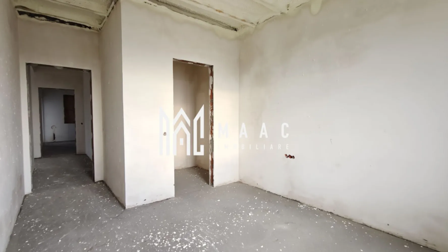 Casă 103 mpu I Curte proprie I Panouri Solare I Cristian - MAAC Imobiliare oferă spre vânzare o locuință modernă, recent finalizată, situată în localitatea Cristian, județul Sibiu. Ansamblul cuprinde două unități locative construite în oglindă, despărțite printr-un perete dublu, ceea ce asigură o izolare fonică excelentă și un nivel ridicat de intimitate. Compartimentată din: -living generos cu zonă de dining și ieșire pe terasa de 30 mp, bucătărie separată, două dormitoare (unul prevăzut cu dressing), baie principală, baie de serviciu, debara și hol. Proprietatea este dotată cu: -Panouri solare și baterii de stocare, precum și generator pentru situații neprevăzute, -Centrală pe gaz, încălzire în pardoseală, izolație exterioară cu polistiren de 15 cm, izolație planșeu pod cu spumă poliuretanică( celulă închisă) și geamuri tripan. -Podul este accesibil prin scară interioară. -Sunt incluse două locuri de parcare betonate. -Curtea, cu o suprafață de 350 mp, oferă un spațiu generos ce poate fi amenajat după preferințele viitorului proprietar. Este o alegere potrivită pentru familiile care caută o casă economică- clasa energetică A, bine organizată și cu acces rapid către Sibiu. Termenul de predare este stabilit pentru mai 2026. Locuința se predă „la cheie” la exterior și „la alb” la interior, cu posibilitatea de finalizare completă la cerere. Pentru mai multe detalii și pentru a programa o vizionare, contactați MAAC Imobiliare specificând ID CP2937070. }}