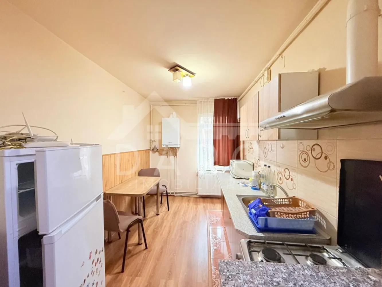 🏡 Apartament de închiriat– 2 camere decomandate | Str. Muncii |Parter - 🏡 Apartament de închiriat – 2 camere decomandate | Str. Muncii | Parter | 320 €/lună Se oferă spre închiriere apartament cu 2 camere decomandate, situat pe strada Muncii nr. 10, la parter, într-o zonă liniștită și bine conectată, aproape de școli și magazine. 💰 Chirie: 320 €/lună 📐 Suprafață utilă: 52 mp 🏢 Parter ✔ complet mobilat și utilat ✔ disponibil pentru mutare imediată Compartimentare: ✔ living ✔ dormitor ✔ bucătărie ✔ baie ✔ cămară ✔ debara ✔ hol Dotări și utilități: ✔ centrală termică proprie ✔ geamuri termopan ✔ mobilat și utilat complet ✔ spații multiple de depozitare Avantaje: 📍 zonă liniștită 📍 aproape de școli, magazine și facilități 📍 acces rapid către transportul în comun 📍 ideal pentru cuplu sau familie 💎 O locuință practică și confortabilă, potrivită pentru închiriere pe termen lung. 🤝 Proprietate promovată prin DARO Imobiliare 📞 Detalii și vizionări: Coman Maria – DARO Imobiliare 📱 0749 535 729 🔑 DARO Imobiliare – găsim proprietatea potrivită. }}