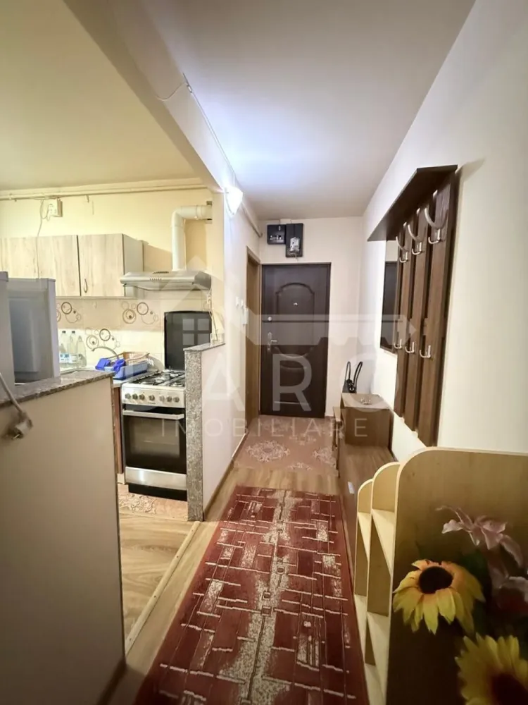 🏡 Apartament de închiriat– 2 camere decomandate | Str. Muncii |Parter - 🏡 Apartament de închiriat – 2 camere decomandate | Str. Muncii | Parter | 320 €/lună Se oferă spre închiriere apartament cu 2 camere decomandate, situat pe strada Muncii nr. 10, la parter, într-o zonă liniștită și bine conectată, aproape de școli și magazine. 💰 Chirie: 320 €/lună 📐 Suprafață utilă: 52 mp 🏢 Parter ✔ complet mobilat și utilat ✔ disponibil pentru mutare imediată Compartimentare: ✔ living ✔ dormitor ✔ bucătărie ✔ baie ✔ cămară ✔ debara ✔ hol Dotări și utilități: ✔ centrală termică proprie ✔ geamuri termopan ✔ mobilat și utilat complet ✔ spații multiple de depozitare Avantaje: 📍 zonă liniștită 📍 aproape de școli, magazine și facilități 📍 acces rapid către transportul în comun 📍 ideal pentru cuplu sau familie 💎 O locuință practică și confortabilă, potrivită pentru închiriere pe termen lung. 🤝 Proprietate promovată prin DARO Imobiliare 📞 Detalii și vizionări: Coman Maria – DARO Imobiliare 📱 0749 535 729 🔑 DARO Imobiliare – găsim proprietatea potrivită. }}