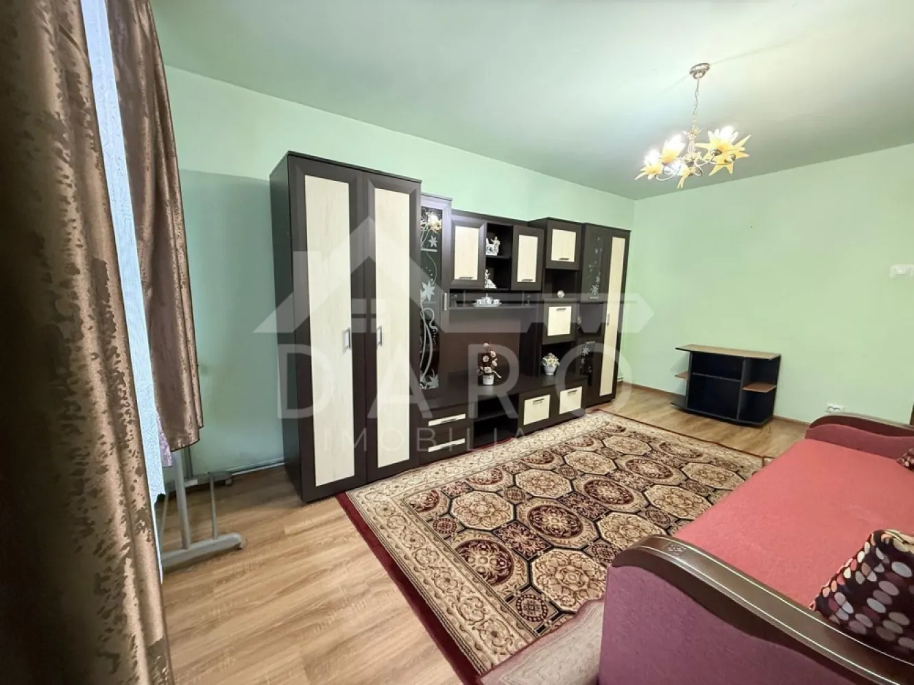 🏡 Apartament de închiriat– 2 camere decomandate | Str. Muncii |Parter - 🏡 Apartament de închiriat – 2 camere decomandate | Str. Muncii | Parter | 320 €/lună Se oferă spre închiriere apartament cu 2 camere decomandate, situat pe strada Muncii nr. 10, la parter, într-o zonă liniștită și bine conectată, aproape de școli și magazine. 💰 Chirie: 320 €/lună 📐 Suprafață utilă: 52 mp 🏢 Parter ✔ complet mobilat și utilat ✔ disponibil pentru mutare imediată Compartimentare: ✔ living ✔ dormitor ✔ bucătărie ✔ baie ✔ cămară ✔ debara ✔ hol Dotări și utilități: ✔ centrală termică proprie ✔ geamuri termopan ✔ mobilat și utilat complet ✔ spații multiple de depozitare Avantaje: 📍 zonă liniștită 📍 aproape de școli, magazine și facilități 📍 acces rapid către transportul în comun 📍 ideal pentru cuplu sau familie 💎 O locuință practică și confortabilă, potrivită pentru închiriere pe termen lung. 🤝 Proprietate promovată prin DARO Imobiliare 📞 Detalii și vizionări: Coman Maria – DARO Imobiliare 📱 0749 535 729 🔑 DARO Imobiliare – găsim proprietatea potrivită. }}