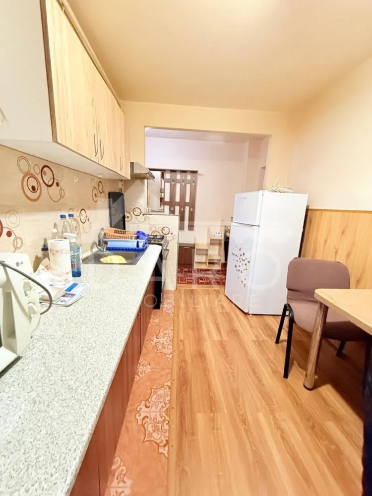 🏡 Apartament de închiriat– 2 camere decomandate | Str. Muncii |Parter - 🏡 Apartament de închiriat – 2 camere decomandate | Str. Muncii | Parter | 320 €/lună Se oferă spre închiriere apartament cu 2 camere decomandate, situat pe strada Muncii nr. 10, la parter, într-o zonă liniștită și bine conectată, aproape de școli și magazine. 💰 Chirie: 320 €/lună 📐 Suprafață utilă: 52 mp 🏢 Parter ✔ complet mobilat și utilat ✔ disponibil pentru mutare imediată Compartimentare: ✔ living ✔ dormitor ✔ bucătărie ✔ baie ✔ cămară ✔ debara ✔ hol Dotări și utilități: ✔ centrală termică proprie ✔ geamuri termopan ✔ mobilat și utilat complet ✔ spații multiple de depozitare Avantaje: 📍 zonă liniștită 📍 aproape de școli, magazine și facilități 📍 acces rapid către transportul în comun 📍 ideal pentru cuplu sau familie 💎 O locuință practică și confortabilă, potrivită pentru închiriere pe termen lung. 🤝 Proprietate promovată prin DARO Imobiliare 📞 Detalii și vizionări: Coman Maria – DARO Imobiliare 📱 0749 535 729 🔑 DARO Imobiliare – găsim proprietatea potrivită. }}