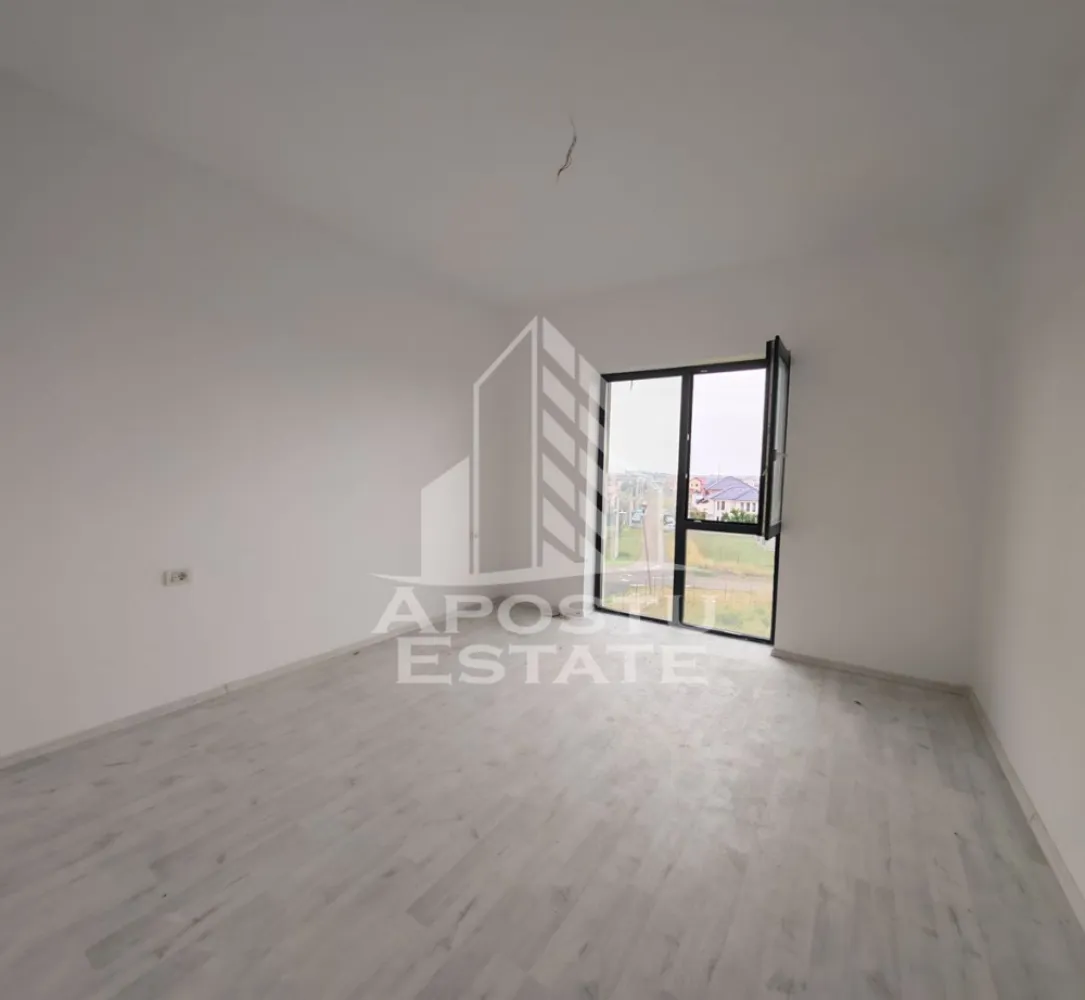 Apartament nou de vanzare, 2 camere, bucatarie inchisa, Giroc - Apostu Estate va ofera spre vanzare un apartament nou, cu 2 camere, decomandat, cu bucatarie inchisa, situat la etajul 3 al unui imobil intabulat in anul 2025, in Timis, Giroc, zona Calea Urseni. Aproximativ 1 km distanta fata de Zone Cafe 2 si Mega Image Calea Urseni Timisoara. Acces facil la centura ocolitoare a orasului. Doar 300 m fata de prima statie a mijloacelor de transport in comun.

Imobil realizat din caramida Porotherm de 30 cm pe exterior, 25 cm zidurile pe interior si 11.5 zidurile de compartimentare la bai.
Izolatie de 10 cm EPS 80.
Acoperis din tigla.

Loc de parcare propriu inscris in cartea funciara.
Patru apartamente pe etaj. 
Regim de inaltime: P + 2 + M. 
Acoperis din tigla. 
Tamplarie PVC, geamuri tripan.

Confortul termic se realizeaza cu ajutorul centralei proprii pe gaz, incalzire in pardoseala.

Apartamentul dispune de 53 mpu, plus un balcon de aproximativ 5 - 6 mp. 
Compartimentat astfel:
- hol de acces generos
- bucatarie inchisa, 8 mp
- living, 18.5 mp
- dormitor, 14 mp
- baie cu dus, rigola si toaleta suspendata cu rezervor incorporat, 5 mp
- balcon deschis 

Agentia imobiliara Apostu Estate va ofera consultanta bancara gratuita prin intermediul colaboratorilor nostri pentru alegerea celui mai potrivit tip de credit, astfel incat tu sa devi noul proprietar al acestui apartament.

Va asteptam cu drag la o vizionare!