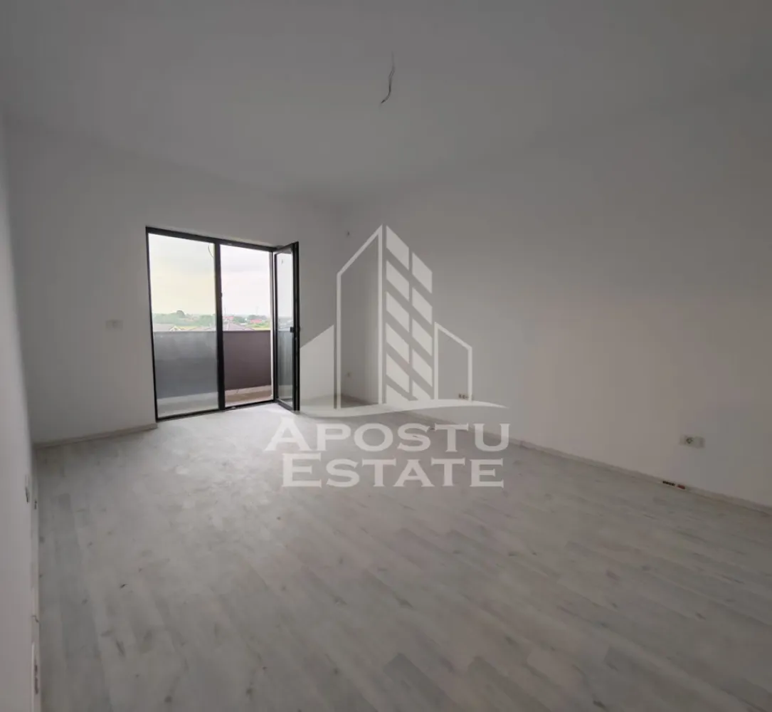 Apartament nou de vanzare, 2 camere, bucatarie inchisa, Giroc - Apostu Estate va ofera spre vanzare un apartament nou, cu 2 camere, decomandat, cu bucatarie inchisa, situat la etajul 3 al unui imobil intabulat in anul 2025, in Timis, Giroc, zona Calea Urseni. Aproximativ 1 km distanta fata de Zone Cafe 2 si Mega Image Calea Urseni Timisoara. Acces facil la centura ocolitoare a orasului. Doar 300 m fata de prima statie a mijloacelor de transport in comun.

Imobil realizat din caramida Porotherm de 30 cm pe exterior, 25 cm zidurile pe interior si 11.5 zidurile de compartimentare la bai.
Izolatie de 10 cm EPS 80.
Acoperis din tigla.

Loc de parcare propriu inscris in cartea funciara.
Patru apartamente pe etaj. 
Regim de inaltime: P + 2 + M. 
Acoperis din tigla. 
Tamplarie PVC, geamuri tripan.

Confortul termic se realizeaza cu ajutorul centralei proprii pe gaz, incalzire in pardoseala.

Apartamentul dispune de 53 mpu, plus un balcon de aproximativ 5 - 6 mp. 
Compartimentat astfel:
- hol de acces generos
- bucatarie inchisa, 8 mp
- living, 18.5 mp
- dormitor, 14 mp
- baie cu dus, rigola si toaleta suspendata cu rezervor incorporat, 5 mp
- balcon deschis 

Agentia imobiliara Apostu Estate va ofera consultanta bancara gratuita prin intermediul colaboratorilor nostri pentru alegerea celui mai potrivit tip de credit, astfel incat tu sa devi noul proprietar al acestui apartament.

Va asteptam cu drag la o vizionare!