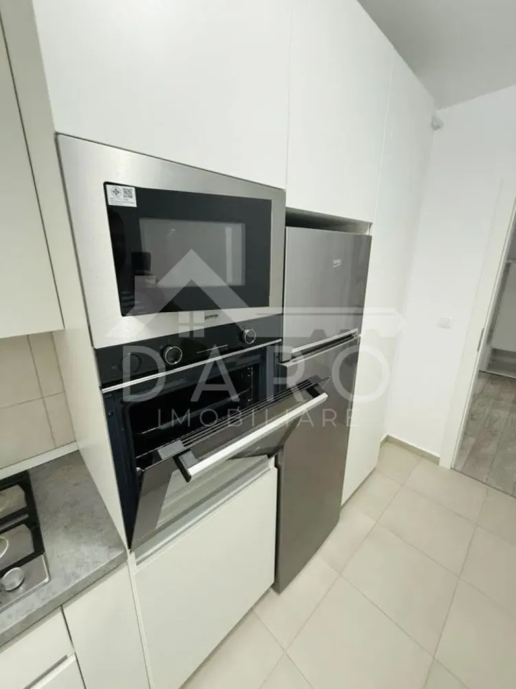 Apartament 2 camere de inchiriat | Maurer Residence | Parcare boxa et1 - 🏡 Apartament de închiriat – 2 camere decomandat | Maurer Residence | Etaj 1 | Parcare + Boxă | 450 €/lună Se oferă spre închiriere apartament modern, complet mobilat și utilat, situat în cartier Maurer Residence – o zonă liniștită, modernă și foarte bine cotată, ideală pentru un stil de viață confortabil. 💰 Chirie: 450 €/lună 🔒 Garanție: 1 lună 📅 Disponibil din: 26 februarie 📆 Perioadă minimă: 12 luniCompartimentare: ✔ living ✔ dormitor ✔ bucătărie ✔ baie ✔ hol Dotări și utilități premium: ✔ aer condiționat ✔ 2 televizoare Smart ✔ mașină de spălat rufe + uscător ✔ bucătărie complet echipată: – mașină de spălat vase – hotă – cuptor cu microunde încorporat – frigider – espressor cafea boabe Spații suplimentare: ✔ loc de parcare inclus ✔ boxă pentru depozitare Avantaje: 📍 cartier Maurer – zonă rezidențială liniștită și apreciată 📍 acces rapid către oraș, magazine și facilități 📍 apartament curat, îngrijit și pregătit pentru mutare imediată 📍 ideal pentru chiriași serioși și responsabili 💎 O locuință modernă, complet echipată, într-una dintre cele mai căutate zone din Târgu Mureș. 🤝 Proprietate promovată prin DARO Imobiliare 📞 Detalii și vizionări: Coman Maria – DARO Imobiliare 📱 0749 535 729 🔑 DARO Imobiliare – găsim proprietatea potrivită. }}