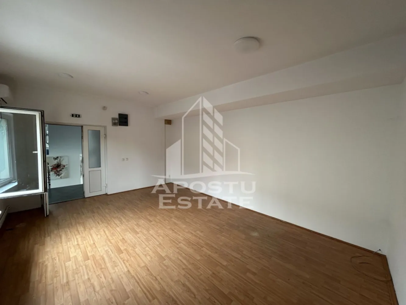 Spațiu birouri 24 mp de închiriat, zona Andrei Saguna. - Agentia imobiliara APOSTU ESTATE va ofera spre inchiriere spațiu pentru birouri , de 24 mp, in zona Andrei Saguna Timisoara.

Spațiul este amplasat la etajul 1 al unei cladiri de birouri, are suprafata totala de 24 mp, compus dintr-o singura încăpere .
 Grupurile sanitare sunt pe holul comun al clădirii. Contorizare separata pentru curent.
In imediata apropiere a cladirii sunt disponibile locuri de parcare. 
Confortul termic este asigurat de centrala proprie,a clădirii , pe gaz si calorifere.
Biroul dispune de instralatie de climatizare.

Va asteptam cu drag pentru o vizionare.
CP3200769