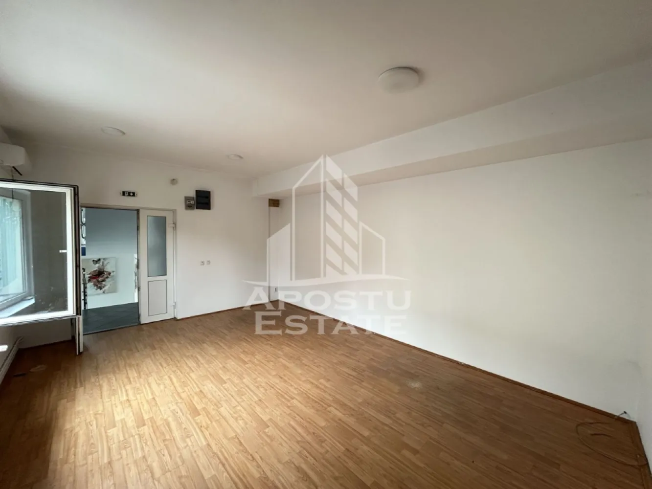 Spațiu birouri 24 mp de închiriat, zona Andrei Saguna. - Agentia imobiliara APOSTU ESTATE va ofera spre inchiriere spațiu pentru birouri , de 24 mp, in zona Andrei Saguna Timisoara.

Spațiul este amplasat la etajul 1 al unei cladiri de birouri, are suprafata totala de 24 mp, compus dintr-o singura încăpere .
 Grupurile sanitare sunt pe holul comun al clădirii. Contorizare separata pentru curent.
In imediata apropiere a cladirii sunt disponibile locuri de parcare. 
Confortul termic este asigurat de centrala proprie,a clădirii , pe gaz si calorifere.
Biroul dispune de instralatie de climatizare.

Va asteptam cu drag pentru o vizionare.
CP3200769