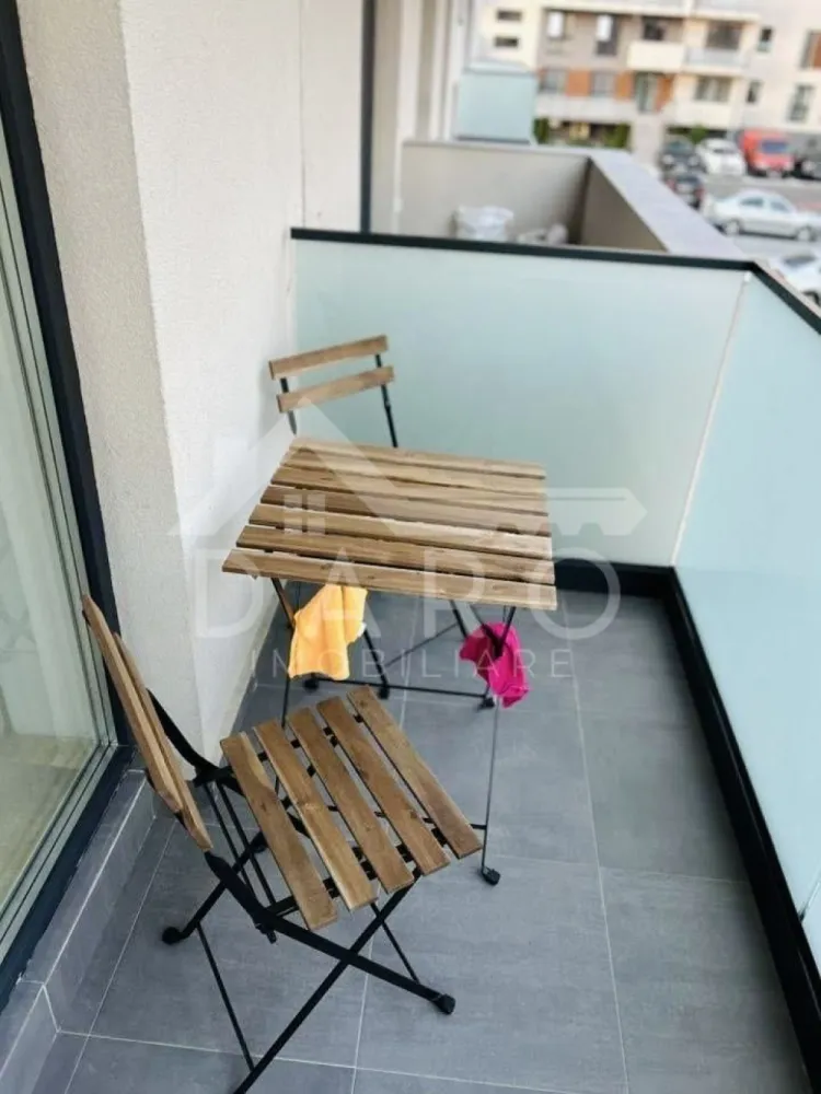 Apartament 2 camere de inchiriat | Maurer Residence | Parcare boxa et1 - 🏡 Apartament de închiriat – 2 camere decomandat | Maurer Residence | Etaj 1 | Parcare + Boxă | 450 €/lună Se oferă spre închiriere apartament modern, complet mobilat și utilat, situat în cartier Maurer Residence – o zonă liniștită, modernă și foarte bine cotată, ideală pentru un stil de viață confortabil. 💰 Chirie: 450 €/lună 🔒 Garanție: 1 lună 📅 Disponibil din: 26 februarie 📆 Perioadă minimă: 12 luniCompartimentare: ✔ living ✔ dormitor ✔ bucătărie ✔ baie ✔ hol Dotări și utilități premium: ✔ aer condiționat ✔ 2 televizoare Smart ✔ mașină de spălat rufe + uscător ✔ bucătărie complet echipată: – mașină de spălat vase – hotă – cuptor cu microunde încorporat – frigider – espressor cafea boabe Spații suplimentare: ✔ loc de parcare inclus ✔ boxă pentru depozitare Avantaje: 📍 cartier Maurer – zonă rezidențială liniștită și apreciată 📍 acces rapid către oraș, magazine și facilități 📍 apartament curat, îngrijit și pregătit pentru mutare imediată 📍 ideal pentru chiriași serioși și responsabili 💎 O locuință modernă, complet echipată, într-una dintre cele mai căutate zone din Târgu Mureș. 🤝 Proprietate promovată prin DARO Imobiliare 📞 Detalii și vizionări: Coman Maria – DARO Imobiliare 📱 0749 535 729 🔑 DARO Imobiliare – găsim proprietatea potrivită. }}