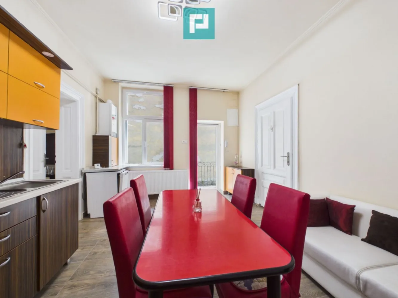 Apartament ultracentral,2 camere-Piata Avram Iancu - PropertyLab vă propune spre închiriere un apartament ultracentral, situat pe Bulevardul Revoluției, în apropierea Teatrului Clasic și a Pieței Avram Iancu.

Apartamentul este situat la etajul 1, are aproximativ 61 mp utili și a fost recent renovat, fiind complet mobiliat și utilat.

Compartimentare:

- living spațios
- dormitor matrimonial
- bucătărie complet echipată
- baie modernă cu duș walk-in

Dotări:

- centrală proprie pe gaz
- aer condiționat
- mașină de spălat rufe
- mașină de spălat vase
- cuptor + microunde
- TV în ambele camere

Apartamentul beneficiază de garaj situat în curte, disponibil opțional, contra cost.

Disponibil pentru mutare imediată.

Pentru mai multe detalii sau programarea unei vizionări, contactează-mă!

Valea Alexandra - Consultant Imobiliar PropertyLab
alexandra.valea@propertylab.ro
0746756071

CP3030670