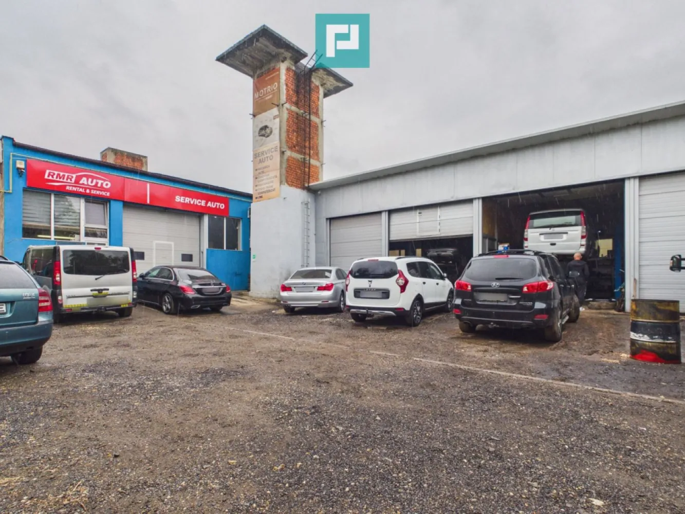 HALĂ INDUSTRIALĂ + SERVICE AUTO COMPLET ECHIPAT - ~ Oportunitate rară în Timișoara – proprietate industrială complet funcțională, pregătită pentru activitate imediată!

- Se oferă spre vânzare hală industrială cu service auto complet echipat și autorizat, ideală pentru antreprenori, investitori sau companii care caută un spațiu operațional fără investiții suplimentare majore.

- Proprietatea combină valoarea imobiliară cu avantajul unui business ready-to-use, fiind potrivită atât pentru continuarea activității actuale, cât și pentru reconversie industrială sau comercială.

~ Caracteristici principale:

- Suprafață construită: 227 mp;
- Teren total: 1005 mp;
- Înălțime hală: aprox. 5 m;
- Curte proprie cu acces facil pentru autoturisme și vehicule comerciale;
- Utilități complete;

 ~ Dotări incluse:

- Elevatoare auto profesionale;
- Compresor capacitate mare;
- Stand de frânare cu role;
- Centrală termică;
- Canal de inspecție;
- Echipamente service incluse în preț;
- Recepție și zonă administrativă;
- Birouri;
- Grup sanitar modern;
- Spațiu pentru personal / bucătărie;

~ Ideal pentru:

- Service auto multimarcă;
- Service flotă auto;
- Centru diagnoză / mecanică;
- Vulcanizare & detailing;
- Logistică urbană;
- Depozitare și distribuție;
- Mică producție / activități industriale;

~ Avantaje competitive:

- Business funcțional – activitate imediată;
- Proprietate rară pe piața din Timișoara;
- Infrastructură deja operațională;
- Flexibilitate pentru multiple activități comerciale;
- Investiție excelentă pentru dezvoltare sau randament pe termen lung;

Sebastian Banda - Consultant imobiliar PropertyLab
E-mail: sebastian.banda@propertylab.ro
Telefon - 0722.621.277

CP3030490