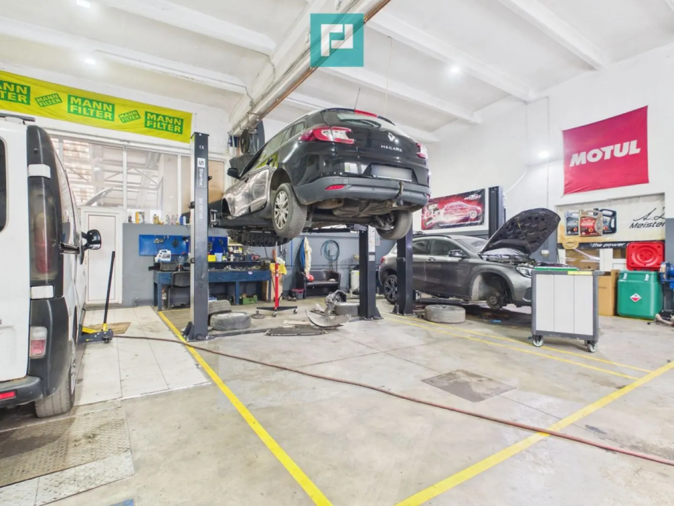 HALĂ INDUSTRIALĂ + SERVICE AUTO COMPLET ECHIPAT - ~ Oportunitate rară în Timișoara – proprietate industrială complet funcțională, pregătită pentru activitate imediată!

- Se oferă spre vânzare hală industrială cu service auto complet echipat și autorizat, ideală pentru antreprenori, investitori sau companii care caută un spațiu operațional fără investiții suplimentare majore.

- Proprietatea combină valoarea imobiliară cu avantajul unui business ready-to-use, fiind potrivită atât pentru continuarea activității actuale, cât și pentru reconversie industrială sau comercială.

~ Caracteristici principale:

- Suprafață construită: 227 mp;
- Teren total: 1005 mp;
- Înălțime hală: aprox. 5 m;
- Curte proprie cu acces facil pentru autoturisme și vehicule comerciale;
- Utilități complete;

 ~ Dotări incluse:

- Elevatoare auto profesionale;
- Compresor capacitate mare;
- Stand de frânare cu role;
- Centrală termică;
- Canal de inspecție;
- Echipamente service incluse în preț;
- Recepție și zonă administrativă;
- Birouri;
- Grup sanitar modern;
- Spațiu pentru personal / bucătărie;

~ Ideal pentru:

- Service auto multimarcă;
- Service flotă auto;
- Centru diagnoză / mecanică;
- Vulcanizare & detailing;
- Logistică urbană;
- Depozitare și distribuție;
- Mică producție / activități industriale;

~ Avantaje competitive:

- Business funcțional – activitate imediată;
- Proprietate rară pe piața din Timișoara;
- Infrastructură deja operațională;
- Flexibilitate pentru multiple activități comerciale;
- Investiție excelentă pentru dezvoltare sau randament pe termen lung;

Sebastian Banda - Consultant imobiliar PropertyLab
E-mail: sebastian.banda@propertylab.ro
Telefon - 0722.621.277

CP3030490
