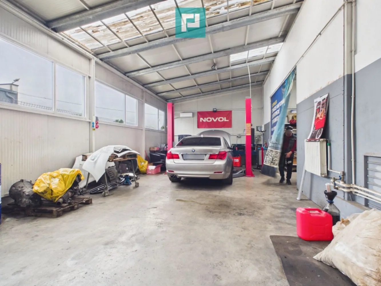 HALĂ INDUSTRIALĂ + SERVICE AUTO COMPLET ECHIPAT - ~ Oportunitate rară în Timișoara – proprietate industrială complet funcțională, pregătită pentru activitate imediată!

- Se oferă spre vânzare hală industrială cu service auto complet echipat și autorizat, ideală pentru antreprenori, investitori sau companii care caută un spațiu operațional fără investiții suplimentare majore.

- Proprietatea combină valoarea imobiliară cu avantajul unui business ready-to-use, fiind potrivită atât pentru continuarea activității actuale, cât și pentru reconversie industrială sau comercială.

~ Caracteristici principale:

- Suprafață construită: 227 mp;
- Teren total: 1005 mp;
- Înălțime hală: aprox. 5 m;
- Curte proprie cu acces facil pentru autoturisme și vehicule comerciale;
- Utilități complete;

 ~ Dotări incluse:

- Elevatoare auto profesionale;
- Compresor capacitate mare;
- Stand de frânare cu role;
- Centrală termică;
- Canal de inspecție;
- Echipamente service incluse în preț;
- Recepție și zonă administrativă;
- Birouri;
- Grup sanitar modern;
- Spațiu pentru personal / bucătărie;

~ Ideal pentru:

- Service auto multimarcă;
- Service flotă auto;
- Centru diagnoză / mecanică;
- Vulcanizare & detailing;
- Logistică urbană;
- Depozitare și distribuție;
- Mică producție / activități industriale;

~ Avantaje competitive:

- Business funcțional – activitate imediată;
- Proprietate rară pe piața din Timișoara;
- Infrastructură deja operațională;
- Flexibilitate pentru multiple activități comerciale;
- Investiție excelentă pentru dezvoltare sau randament pe termen lung;

Sebastian Banda - Consultant imobiliar PropertyLab
E-mail: sebastian.banda@propertylab.ro
Telefon - 0722.621.277

CP3030490