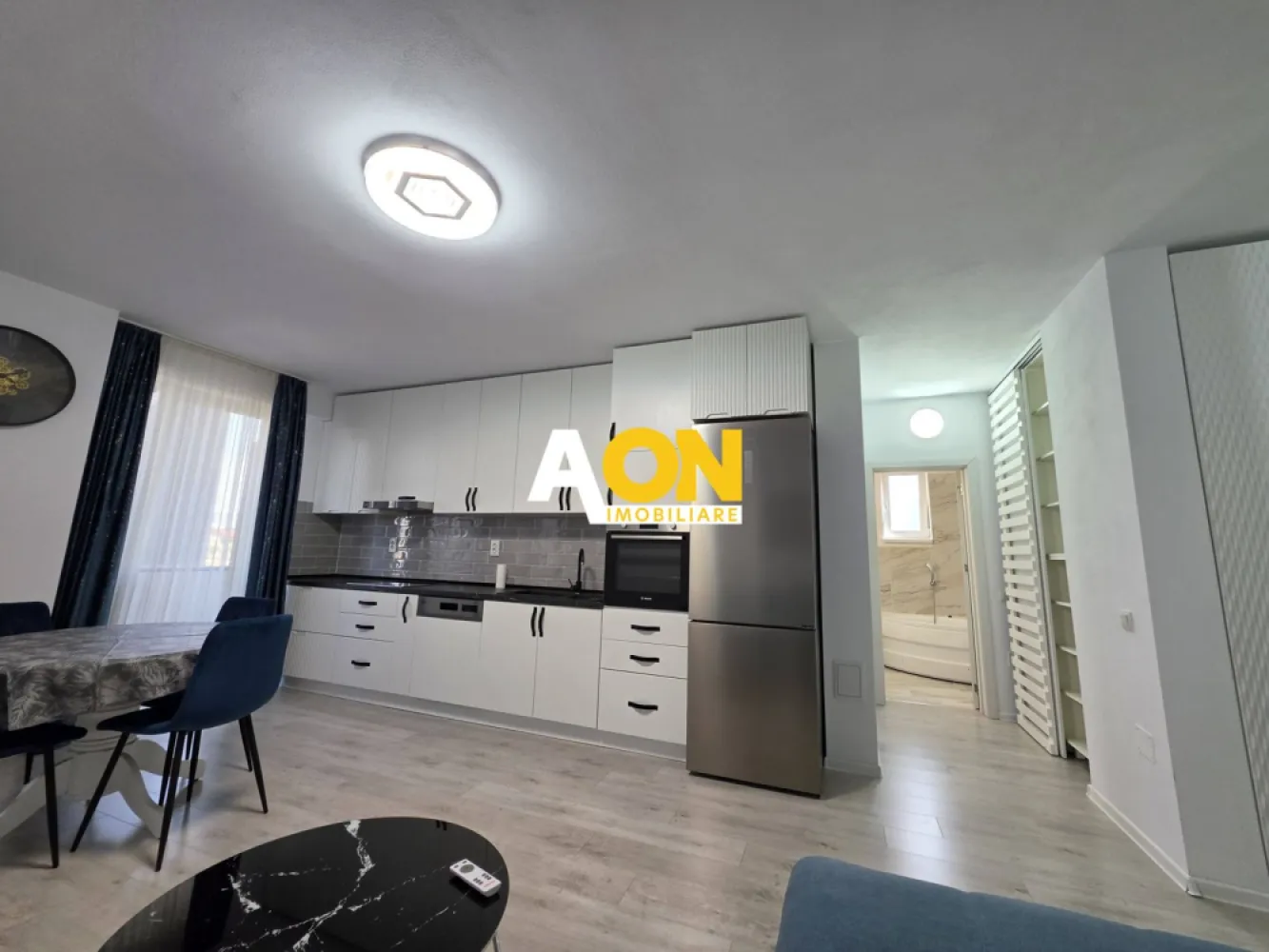 Apartament 2 camere, mobilat, utilat, et.1, pompe de căldură, parcare - AON Imobiliare vă propune spre vânzare un apartament cu 2 camere, situat într-un imobil finalizat în anul 2023, echipat cu tehnologii de ultimă generație pentru un confort termic superior și costuri de întreținere minime.
Apartamentul se află la etajul 1 al unui bloc cu 4 etaje, dotat cu lift modern și izolație exterioară.
Eficiență energetică și dotări tehnice:
• Sistem de încălzire: Pompe de căldură și încălzire prin pardoseală.
• Sustenabilitate: Panouri solare pentru incălzire, apă caldă, lift și spații comune.
• Performanță: Încadrat în clasa energetică A.
• Tâmplărie: Geamuri termopan cu protecție termică și fonică.
Compartimentare și suprafețe: Apartamentul are o suprafață utilă de 52 mp și o compartimentare practică, după cum urmează:
• Zona de zi: Living și bucătărie de tip open space, cu acces pe un balcon de 4,8 mp.
• Zona de odihnă: Dormitor primitor, cu ieșire pe o terasă impresionantă de 17,2 mp.
• Anexe: Baie modernă cu geam și 2 holuri.
• Exterior: Două balcoane ce însumează o suprafață totală de 22 mp.
Avantaje suplimentare:
• Gata de mutare: Se vinde complet mobilat și utilat, exact cum apare în fotografii.
• Loc de parcare: Inclus în preț, situat chiar lângă imobil.
• Disponibilitate: Predare imediată.
Locuința reprezintă o oportunitate excelentă atât pentru locuit, cât și pentru investiție, datorită costurilor reduse de exploatare și a calității construcției.
Pentru mai multe detalii și programarea unei vizionări, vă stăm la dispoziție!
ID intern: CP3027716