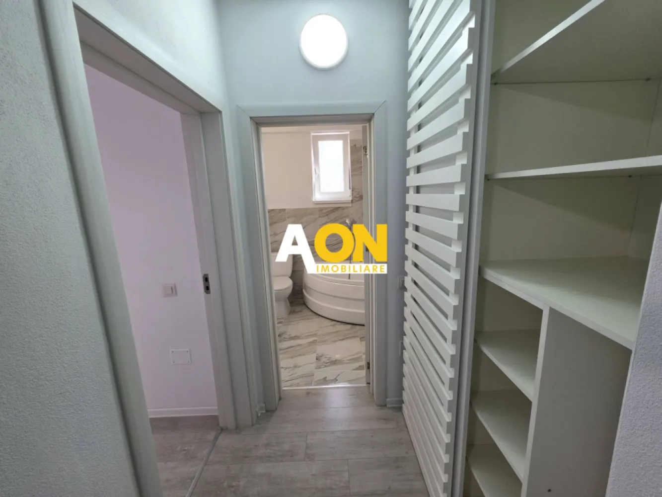 Apartament 2 camere, mobilat, utilat, et.1, pompe de căldură, parcare - AON Imobiliare vă propune spre vânzare un apartament cu 2 camere, situat într-un imobil finalizat în anul 2023, echipat cu tehnologii de ultimă generație pentru un confort termic superior și costuri de întreținere minime.
Apartamentul se află la etajul 1 al unui bloc cu 4 etaje, dotat cu lift modern și izolație exterioară.
Eficiență energetică și dotări tehnice:
• Sistem de încălzire: Pompe de căldură și încălzire prin pardoseală.
• Sustenabilitate: Panouri solare pentru incălzire, apă caldă, lift și spații comune.
• Performanță: Încadrat în clasa energetică A.
• Tâmplărie: Geamuri termopan cu protecție termică și fonică.
Compartimentare și suprafețe: Apartamentul are o suprafață utilă de 52 mp și o compartimentare practică, după cum urmează:
• Zona de zi: Living și bucătărie de tip open space, cu acces pe un balcon de 4,8 mp.
• Zona de odihnă: Dormitor primitor, cu ieșire pe o terasă impresionantă de 17,2 mp.
• Anexe: Baie modernă cu geam și 2 holuri.
• Exterior: Două balcoane ce însumează o suprafață totală de 22 mp.
Avantaje suplimentare:
• Gata de mutare: Se vinde complet mobilat și utilat, exact cum apare în fotografii.
• Loc de parcare: Inclus în preț, situat chiar lângă imobil.
• Disponibilitate: Predare imediată.
Locuința reprezintă o oportunitate excelentă atât pentru locuit, cât și pentru investiție, datorită costurilor reduse de exploatare și a calității construcției.
Pentru mai multe detalii și programarea unei vizionări, vă stăm la dispoziție!
ID intern: CP3027716