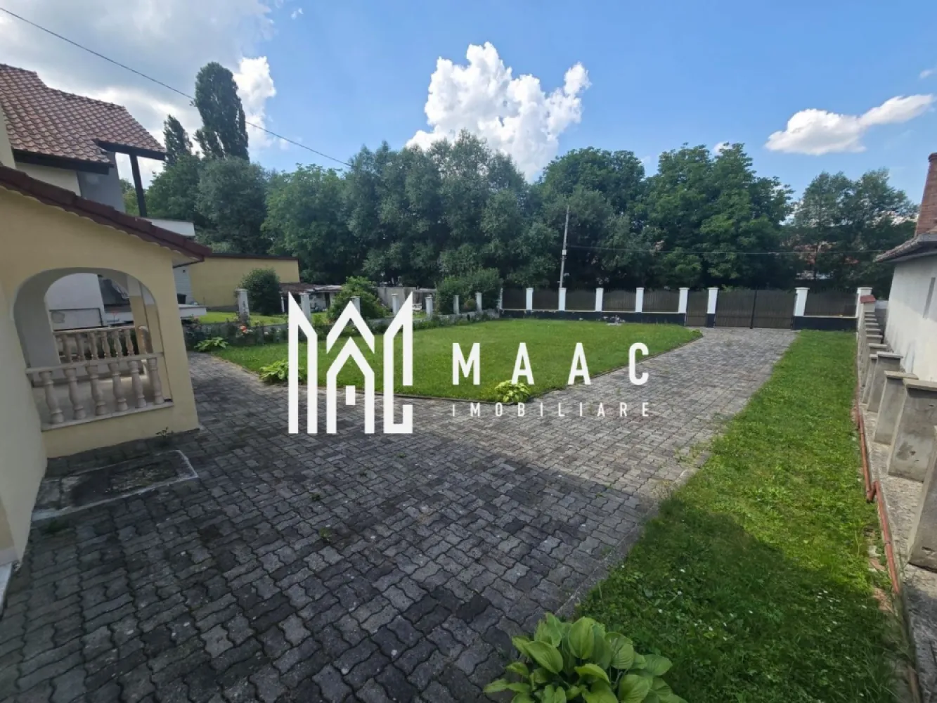 Casa de vanzare 1000 mp teren Cisnadie - Casă spațioasă și luminoasă cu 6 camere, teren de 1.000 mp – Cisnădie

Descoperă o proprietate ideală pentru o familie care își dorește confort, spațiu și intimitate, situată într-o zonă liniștită din Cisnădie.

Această casă recent renovată impresionează prin compartimentarea eficientă, luminozitatea naturală și finisajele atent alese. Cu un regim de compartimentare complet decomandat, locuința oferă funcționalitate și confort pentru întreaga familie.

Caracteristici principale:

6 camere spațioase și luminoase;
Compartimentare total decomandată;
Teren generos de 1.000 mp;
Garaj cu acces direct în locuință;
Pretabila atat pentru locuit cat si pentru birouri , pensiune etc..
Cameră tehnică;
Multiple spații de depozitare;
Proprietate recent renovată, gata de mutare.

Curtea generoasă oferă numeroase posibilități de amenajare: zonă de relaxare, grădină, loc de joacă pentru copii sau spațiu pentru activități în aer liber.

Dacă îți dorești o locuință care îmbină spațiul, confortul și funcționalitatea într-o locație apreciată, această proprietate merită descoperită.

Programează o vizionare și vino să descoperi toate avantajele acestei case! CP3188155