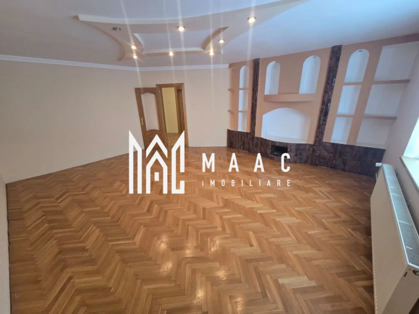 Casa de vanzare 1000 mp teren Cisnadie - Casă spațioasă și luminoasă cu 6 camere, teren de 1.000 mp – Cisnădie

Descoperă o proprietate ideală pentru o familie care își dorește confort, spațiu și intimitate, situată într-o zonă liniștită din Cisnădie.

Această casă recent renovată impresionează prin compartimentarea eficientă, luminozitatea naturală și finisajele atent alese. Cu un regim de compartimentare complet decomandat, locuința oferă funcționalitate și confort pentru întreaga familie.

Caracteristici principale:

6 camere spațioase și luminoase;
Compartimentare total decomandată;
Teren generos de 1.000 mp;
Garaj cu acces direct în locuință;
Pretabila atat pentru locuit cat si pentru birouri , pensiune etc..
Cameră tehnică;
Multiple spații de depozitare;
Proprietate recent renovată, gata de mutare.

Curtea generoasă oferă numeroase posibilități de amenajare: zonă de relaxare, grădină, loc de joacă pentru copii sau spațiu pentru activități în aer liber.

Dacă îți dorești o locuință care îmbină spațiul, confortul și funcționalitatea într-o locație apreciată, această proprietate merită descoperită.

Programează o vizionare și vino să descoperi toate avantajele acestei case! CP3188155