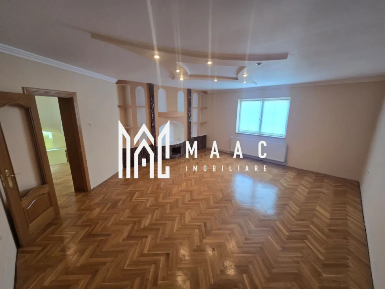 Casa de vanzare 1000 mp teren Cisnadie - Casă spațioasă și luminoasă cu 6 camere, teren de 1.000 mp – Cisnădie

Descoperă o proprietate ideală pentru o familie care își dorește confort, spațiu și intimitate, situată într-o zonă liniștită din Cisnădie.

Această casă recent renovată impresionează prin compartimentarea eficientă, luminozitatea naturală și finisajele atent alese. Cu un regim de compartimentare complet decomandat, locuința oferă funcționalitate și confort pentru întreaga familie.

Caracteristici principale:

6 camere spațioase și luminoase;
Compartimentare total decomandată;
Teren generos de 1.000 mp;
Garaj cu acces direct în locuință;
Pretabila atat pentru locuit cat si pentru birouri , pensiune etc..
Cameră tehnică;
Multiple spații de depozitare;
Proprietate recent renovată, gata de mutare.

Curtea generoasă oferă numeroase posibilități de amenajare: zonă de relaxare, grădină, loc de joacă pentru copii sau spațiu pentru activități în aer liber.

Dacă îți dorești o locuință care îmbină spațiul, confortul și funcționalitatea într-o locație apreciată, această proprietate merită descoperită.

Programează o vizionare și vino să descoperi toate avantajele acestei case! CP3188155