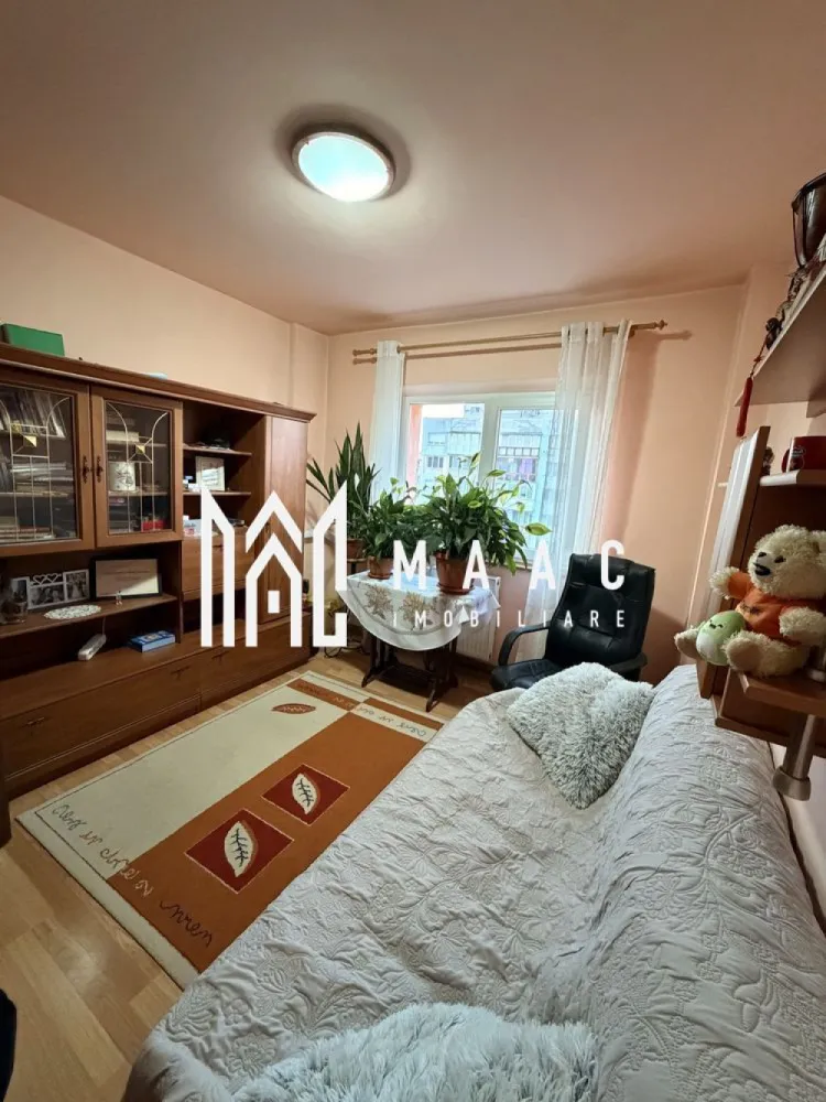 Apartament 4 camere decomandat | Mihai Viteazul, Sibiu | 2 băi - Apartament de vânzare în Sibiu, zona Mihai Viteazul, cu 4 camere decomandate, 75 mp utili și 2 băi, potrivit pentru cei care caută o compartimentare clară și spațiu util pentru locuire.

Detalii proprietate:
• Suprafață utilă: 75 mp
• Suprafață construită: 90 mp
• Compartimentare: living, 3 dormitoare, bucătărie separată, 2 băi, hol generos, cămară
• Etaj 8 din 8
• Stare interioară: finisat modern
• An construcție: 1970
• Construcție finalizată, structură din cărămidă
• Balcon și pivniță
• Aer condiționat
• Se vinde semimobilat

Apartamentul este situat în zona Mihai Viteazul din Sibiu, o alegere relevantă pentru cumpărătorii care urmăresc în mod specific această zonă a orașului și vor să compare proprietăți cu 4 camere disponibile la vânzare.

Pentru mai multe informații și pentru programarea unei vizionări, contactați echipa MAAC Imobiliare. Cod anunț CP3190426.
