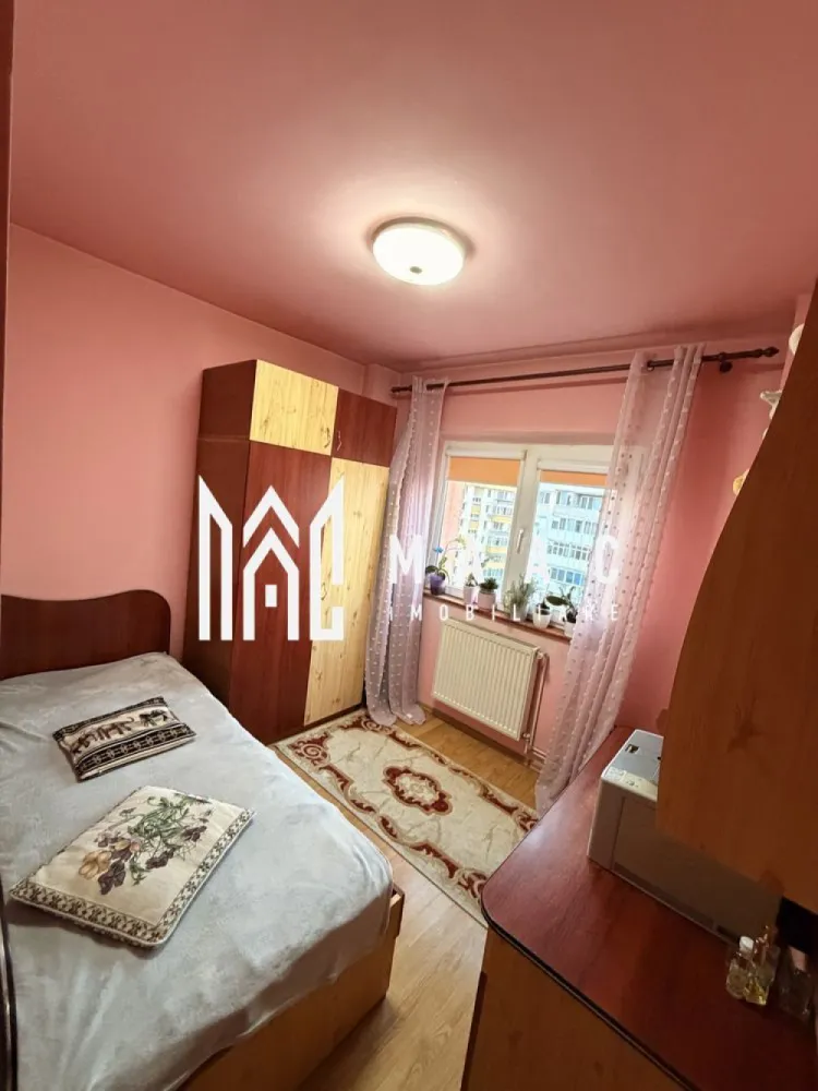 Apartament 4 camere decomandat | Mihai Viteazul, Sibiu | 2 băi - Apartament de vânzare în Sibiu, zona Mihai Viteazul, cu 4 camere decomandate, 75 mp utili și 2 băi, potrivit pentru cei care caută o compartimentare clară și spațiu util pentru locuire.

Detalii proprietate:
• Suprafață utilă: 75 mp
• Suprafață construită: 90 mp
• Compartimentare: living, 3 dormitoare, bucătărie separată, 2 băi, hol generos, cămară
• Etaj 8 din 8
• Stare interioară: finisat modern
• An construcție: 1970
• Construcție finalizată, structură din cărămidă
• Balcon și pivniță
• Aer condiționat
• Se vinde semimobilat

Apartamentul este situat în zona Mihai Viteazul din Sibiu, o alegere relevantă pentru cumpărătorii care urmăresc în mod specific această zonă a orașului și vor să compare proprietăți cu 4 camere disponibile la vânzare.

Pentru mai multe informații și pentru programarea unei vizionări, contactați echipa MAAC Imobiliare. Cod anunț CP3190426.