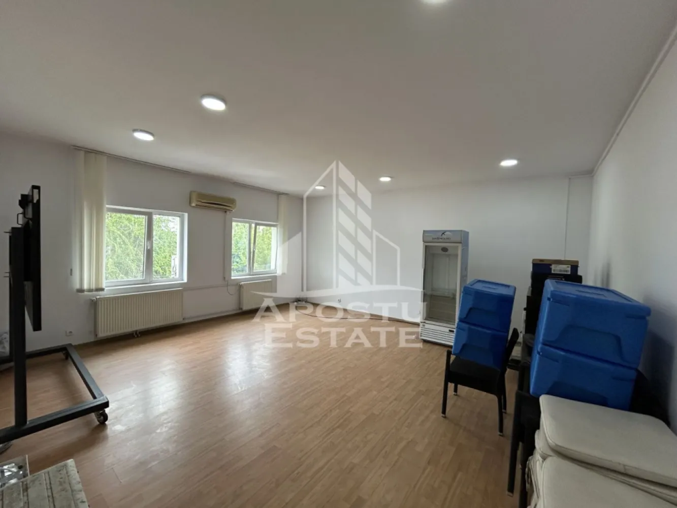 Spațiu birouri 33 mp de închiriat, zona Andrei Saguna. - Agentia imobiliara APOSTU ESTATE va ofera spre inchiriere spațiu pentru birouri , de 33 mp, in zona Andrei Saguna Timisoara.

Spațiul este amplasat la etajul 1 al unei cladiri de birouri, are suprafata totala de 33 mp, compus dintr-o singura încăpere .
Grupurile sanitare sunt pe holul comun al clădirii. Contorizare separata pentru curent.
In imediata apropiere a cladirii sunt disponibile locuri de parcare.
Confortul termic este asigurat de centrala proprie,a clădirii , pe gaz si calorifere.
Biroul dispune de instralatie de climatizare.

Va asteptam cu drag pentru o vizionare.

CP3200809