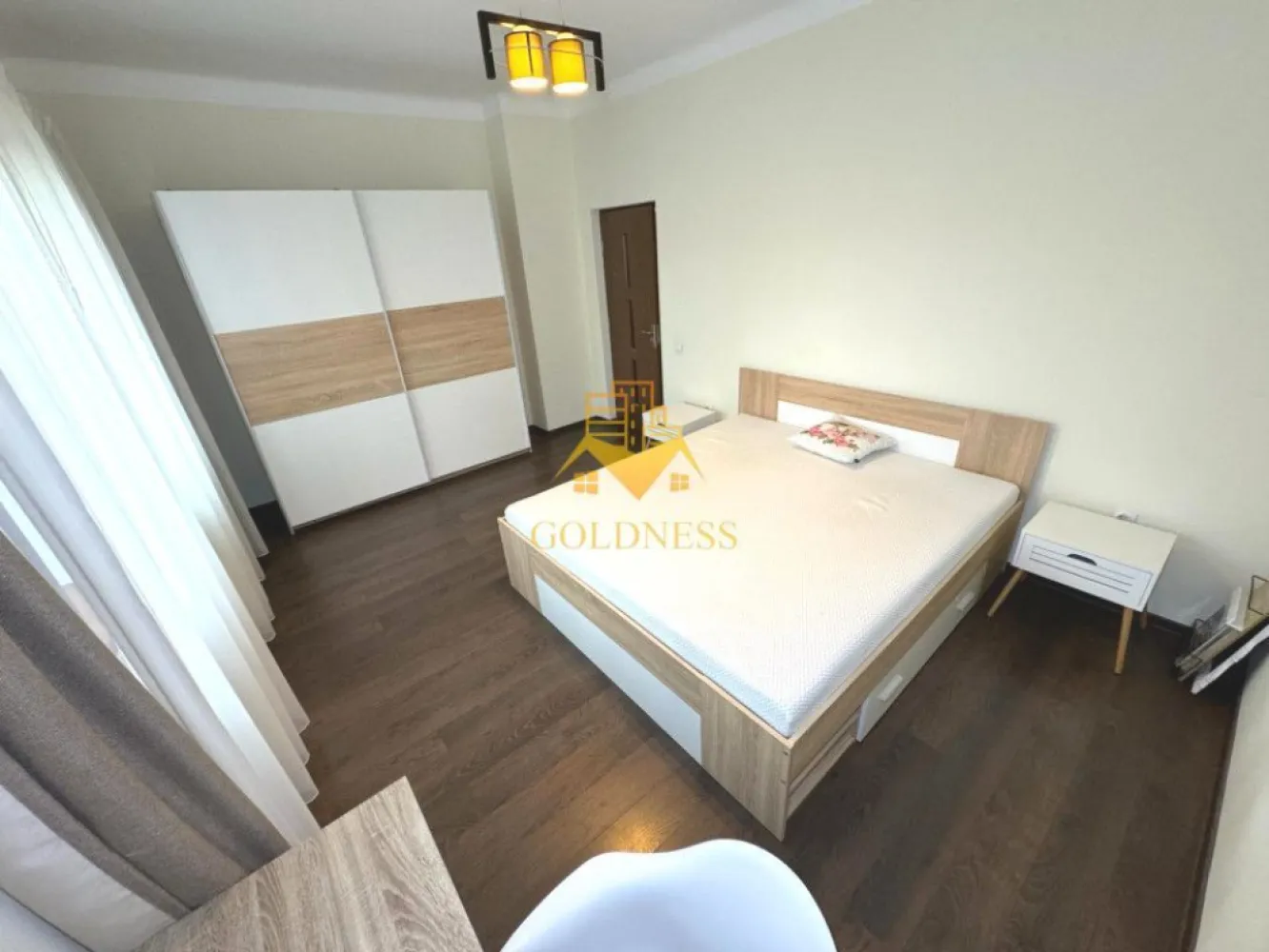 2 camere, decomandate, parcare zona Semicentrala, Bosch, Ntt Data - GOLDNESS Imobiliare vă propune spre închiriere un apartament cu 2 camere complet mobilat și utilat, la etajul 1 într-un imobil de 3 etaje, în zona semicentrala. Apartamentul este compartimentat astfel: - dormitor cu pat matrimonial, dressing, noptiere - dormitor cu canapea extensibila, spatiu pentru depozitare, TV - bucatarie complet mobilata, utilata, loc de luat masa - baie cu cada, calorifer port prosop inox și dulap pentru depozitare. - terasa de 6 mp. Imobilul este dotat cu toate cele necesare- centrală proprie, mașină de spălat haine, frigider, plită electrică, hotă, etc. Se află în apropierea stațiilor de transport în comun, magazine, restaurante, spații verzi, farmacii, etc. Dispune de loc de parcare in curte! Dacă sunteți interesați de acest apartament și doriți să îl vizionați, dar și pentru alte oferte sau detalii nu ezitați să ne contactați telefonic sau prin e-mail. Vă stăm la dispoziție! }}