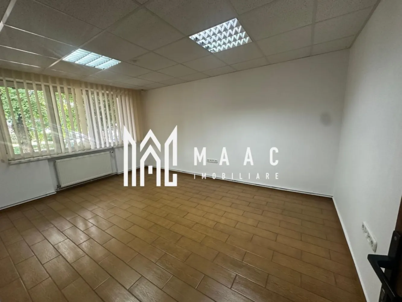 Apartament de vanzare 4 camere | Central, Sibiu | 62 mp, renovat, parter - Apartament cu 4 camere situat în zona Centrală din Sibiu, cu 62 mp utili și amplasare la parter, potrivit pentru locuire sau pentru un spațiu de lucru accesibil.

Detalii proprietate:
• Suprafață utilă: 62 mp
• Compartimentare practică, cu 3 dormitoare, bucătărie, baie, hol și cămară
• Amplasat la parter
• An construcție: 1970
• Apartament renovat
• Canalizare refăcută complet, separat de cea din bloc
• 1 baie și 1 bucătărie

Poziționat în zona Centrală, apartamentul oferă acces rapid către punctele de interes din oraș și se remarcă printr-o amplasare convenabilă pentru un stil de viață urban.

Pentru o vizionare și mai multe detalii, contactați echipa MAAC Imobiliare și menționați Cod anunț CP3192221.