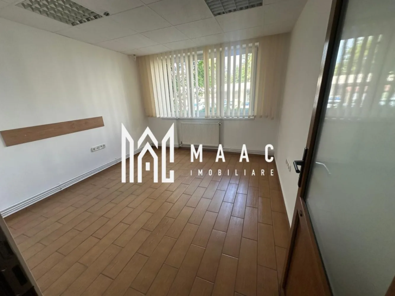 Apartament de vanzare 4 camere | Central, Sibiu | 62 mp, renovat, parter - Apartament cu 4 camere situat în zona Centrală din Sibiu, cu 62 mp utili și amplasare la parter, potrivit pentru locuire sau pentru un spațiu de lucru accesibil.

Detalii proprietate:
• Suprafață utilă: 62 mp
• Compartimentare practică, cu 3 dormitoare, bucătărie, baie, hol și cămară
• Amplasat la parter
• An construcție: 1970
• Apartament renovat
• Canalizare refăcută complet, separat de cea din bloc
• 1 baie și 1 bucătărie

Poziționat în zona Centrală, apartamentul oferă acces rapid către punctele de interes din oraș și se remarcă printr-o amplasare convenabilă pentru un stil de viață urban.

Pentru o vizionare și mai multe detalii, contactați echipa MAAC Imobiliare și menționați Cod anunț CP3192221.