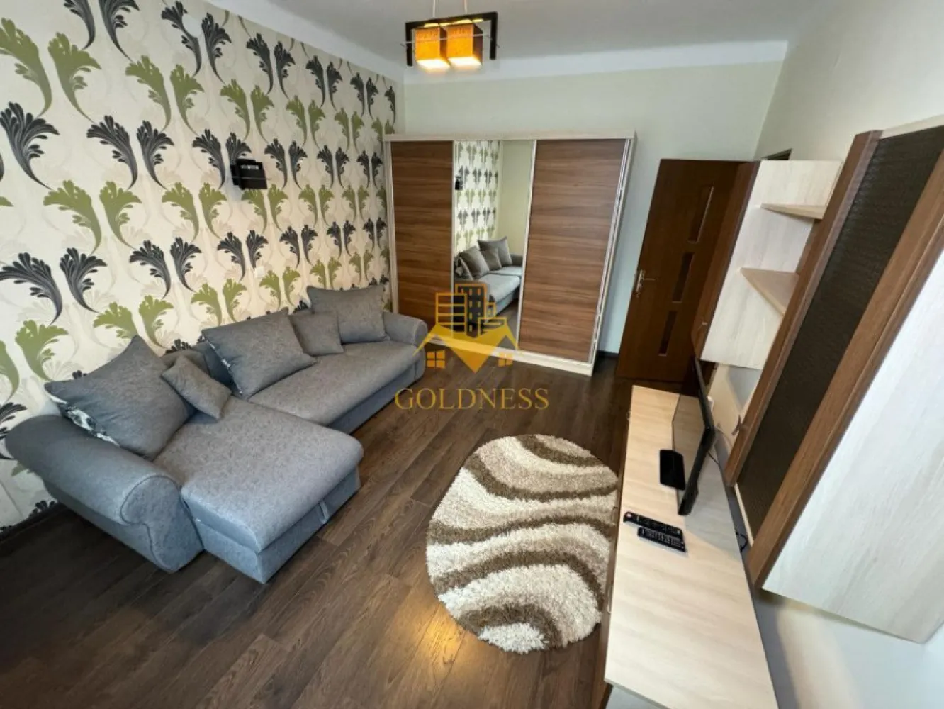 2 camere, decomandate, parcare zona Semicentrala, Bosch, Ntt Data - GOLDNESS Imobiliare vă propune spre închiriere un apartament cu 2 camere complet mobilat și utilat, la etajul 1 într-un imobil de 3 etaje, în zona semicentrala. Apartamentul este compartimentat astfel: - dormitor cu pat matrimonial, dressing, noptiere - dormitor cu canapea extensibila, spatiu pentru depozitare, TV - bucatarie complet mobilata, utilata, loc de luat masa - baie cu cada, calorifer port prosop inox și dulap pentru depozitare. - terasa de 6 mp. Imobilul este dotat cu toate cele necesare- centrală proprie, mașină de spălat haine, frigider, plită electrică, hotă, etc. Se află în apropierea stațiilor de transport în comun, magazine, restaurante, spații verzi, farmacii, etc. Dispune de loc de parcare in curte! Dacă sunteți interesați de acest apartament și doriți să îl vizionați, dar și pentru alte oferte sau detalii nu ezitați să ne contactați telefonic sau prin e-mail. Vă stăm la dispoziție! }}