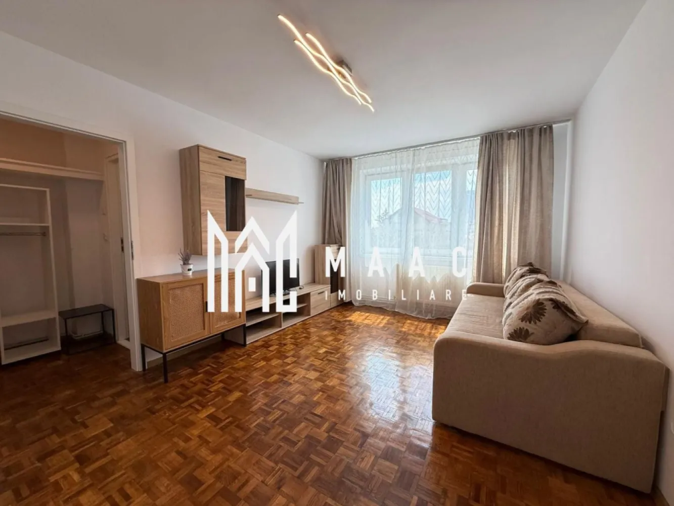 Apartament 2 camere | Renovat | Balcon | PETFRIENDLY | M. Viteazu - MAAC Imobiliare ofera spre inchiriere apartament de 2 camere, nou renovat, complet mobilat si utilat, in zona Mihai Viteazu/Cedonia.

*PETFRIENDLY.

Locuinta este alcatuita din hol, living cu canapea extensibila si Smart TV, dormitor cu saltea noua (pat extensibil), bucatarie inchisa cu toate facilitatile (frigider nou), baie spatioasa si moderna cu geam (masina de spalat rufe noua), balcon si 2 debarale. Este situata la etajul 4.

Loc de parcare se gaseste cu usurinta in fata blocului bloc, in siguranta. 

Amplasamentul blocului este unul avantajos, fiind la 15 minute de mers pe jos de centru/ Mall si aproape de magazine/ farmacii. Vecinatatea este una foarte linistita.

Disponibilitate de la 1 Iulie. 

Pentru mai multe detalii precizati telefonic ca ati vazut anuntul cu ID: CP3038313