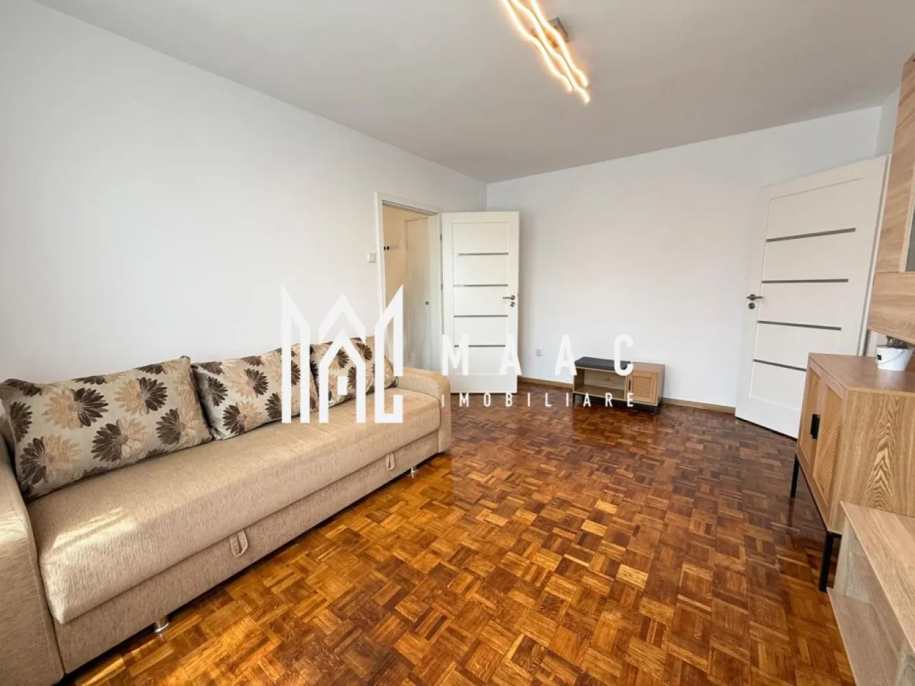 Apartament 2 camere | Renovat | Balcon | PETFRIENDLY | M. Viteazu - MAAC Imobiliare ofera spre inchiriere apartament de 2 camere, nou renovat, complet mobilat si utilat, in zona Mihai Viteazu/Cedonia.

*PETFRIENDLY.

Locuinta este alcatuita din hol, living cu canapea extensibila si Smart TV, dormitor cu saltea noua (pat extensibil), bucatarie inchisa cu toate facilitatile (frigider nou), baie spatioasa si moderna cu geam (masina de spalat rufe noua), balcon si 2 debarale. Este situata la etajul 4.

Loc de parcare se gaseste cu usurinta in fata blocului bloc, in siguranta. 

Amplasamentul blocului este unul avantajos, fiind la 15 minute de mers pe jos de centru/ Mall si aproape de magazine/ farmacii. Vecinatatea este una foarte linistita.

Disponibilitate de la 1 Iulie. 

Pentru mai multe detalii precizati telefonic ca ati vazut anuntul cu ID: CP3038313