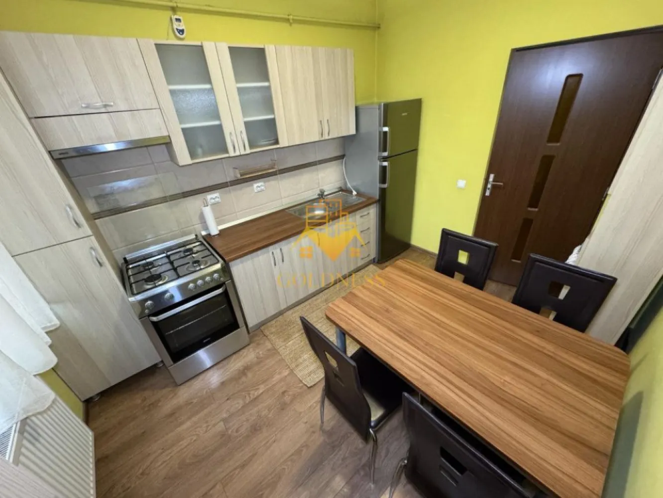 2 camere, decomandate, parcare zona Semicentrala, Bosch, Ntt Data - GOLDNESS Imobiliare vă propune spre închiriere un apartament cu 2 camere complet mobilat și utilat, la etajul 1 într-un imobil de 3 etaje, în zona semicentrala. Apartamentul este compartimentat astfel: - dormitor cu pat matrimonial, dressing, noptiere - dormitor cu canapea extensibila, spatiu pentru depozitare, TV - bucatarie complet mobilata, utilata, loc de luat masa - baie cu cada, calorifer port prosop inox și dulap pentru depozitare. - terasa de 6 mp. Imobilul este dotat cu toate cele necesare- centrală proprie, mașină de spălat haine, frigider, plită electrică, hotă, etc. Se află în apropierea stațiilor de transport în comun, magazine, restaurante, spații verzi, farmacii, etc. Dispune de loc de parcare in curte! Dacă sunteți interesați de acest apartament și doriți să îl vizionați, dar și pentru alte oferte sau detalii nu ezitați să ne contactați telefonic sau prin e-mail. Vă stăm la dispoziție! }}