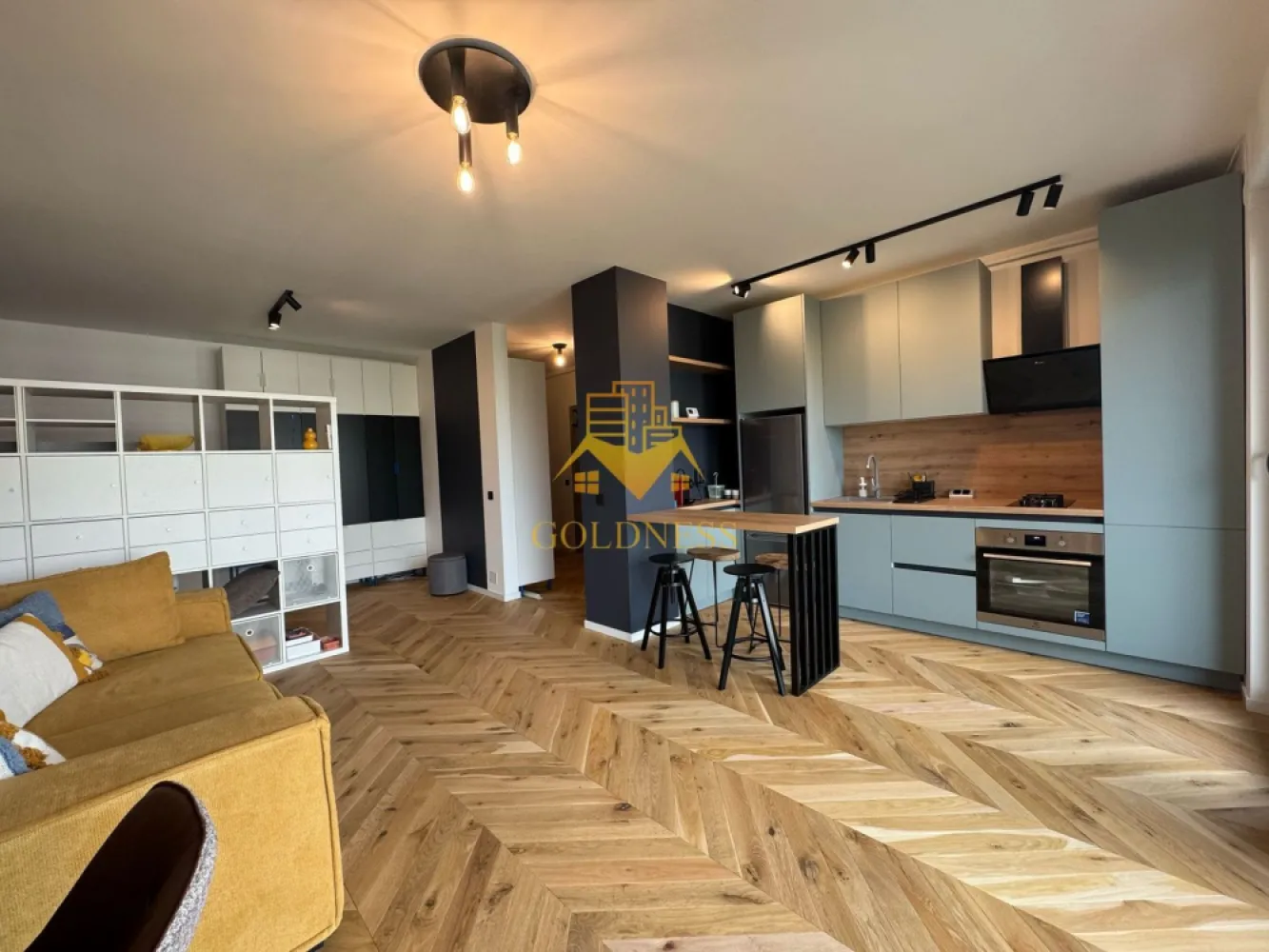 2 camere, premium, garaj, bloc nou, AC, Plopilor Zona Parcul Rozelor - GOLDNESS Imobiliare vă propune spre închiriere un apartament cu 2 camere complet mobilat și utilat, la etajul 7 într-un imobil de 10 etaje, în Cartierul Plopilor. Se poate inchiria parcare subterana cu 100 euro ! Se află în apropierea stațiilor de transport în comun, magazine, restaurante, spații verzi, farmacii, etc. Apartamentul este compartimentat astfel: - dormitor cu pat matrimonial, dressing, noptiere - living cu bucatarie open space complet utilată și mobilată, canapea extensibilă, loc de servit masa - baie cu cabina de dus, calorifer port prosop și dulap pentru depozitare. - terasa de 11 mp. Imobilul este dotat cu toate cele necesare- centrală proprie, frigider, aragaz, hotă, mașină de spălat haine, masina de spalat vase, etc. Dacă sunteți interesați de acest apartament și doriți să îl vizionați, dar și pentru alte oferte nu ezitați să ne contactați telefonic sau prin e-mail. Vă stăm la dispoziție! Pentru intermediere se percepe un comision de 50% din prețul chiriei! }}