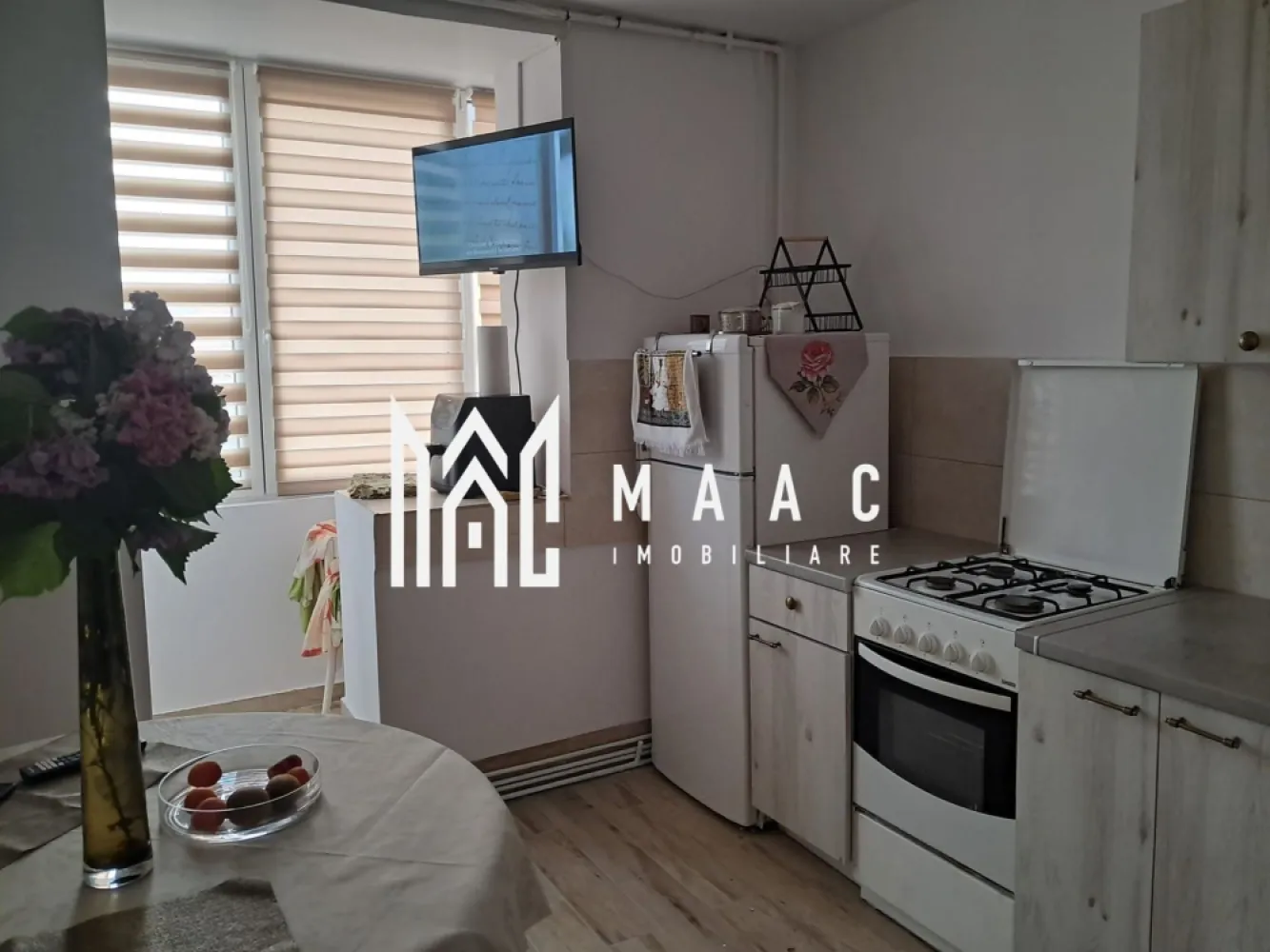 Garsonieră de închiriat | Trei Stejari, Sibiu | 42 mp, renovată - Garsonieră tip studio de închiriat în Trei Stejari, Sibiu, cu 42 mp utili, etaj 1 din 4 și bucătărie separată, potrivită pentru locuire imediată într-o zonă cu acces facil spre oraș.

Detalii proprietate:
• Suprafață utilă: 42 mp
• Compartimentare practică de tip studio
• Bucătărie separată, dormitor mare și baie
• Etaj 1 din 4
• Renovată recent
• 1 baie și 1 bucătărie
• An construcție bloc: 1985

Zonă și acces:
Proprietatea este amplasată în zona Trei Stejari, aproape de Promenada Mall, spital și Facultatea de Medicină. Poziționarea oferă acces rapid către puncte de interes importante din Sibiu, util pentru un ritm de viață urban și pentru deplasări zilnice mai simple.

Pentru detalii suplimentare și programarea unei vizionări, contactează echipa MAAC Imobiliare și menționează Cod anunț CP3199473.