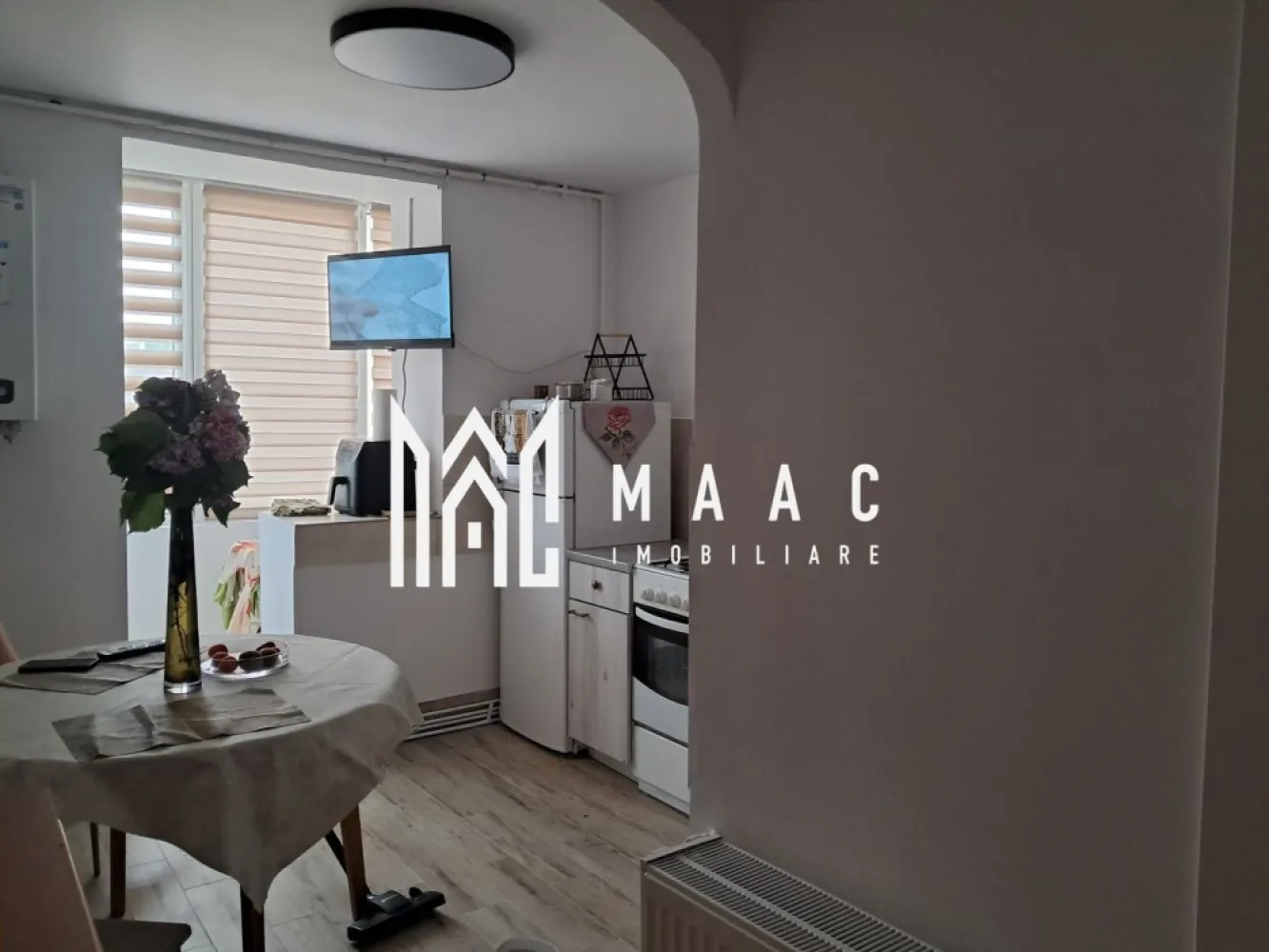 Garsonieră de închiriat | Trei Stejari, Sibiu | 42 mp, renovată - Garsonieră tip studio de închiriat în Trei Stejari, Sibiu, cu 42 mp utili, etaj 1 din 4 și bucătărie separată, potrivită pentru locuire imediată într-o zonă cu acces facil spre oraș.

Detalii proprietate:
• Suprafață utilă: 42 mp
• Compartimentare practică de tip studio
• Bucătărie separată, dormitor mare și baie
• Etaj 1 din 4
• Renovată recent
• 1 baie și 1 bucătărie
• An construcție bloc: 1985

Zonă și acces:
Proprietatea este amplasată în zona Trei Stejari, aproape de Promenada Mall, spital și Facultatea de Medicină. Poziționarea oferă acces rapid către puncte de interes importante din Sibiu, util pentru un ritm de viață urban și pentru deplasări zilnice mai simple.

Pentru detalii suplimentare și programarea unei vizionări, contactează echipa MAAC Imobiliare și menționează Cod anunț CP3199473.