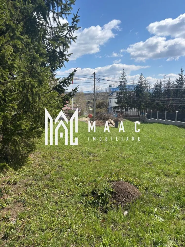 Teren intravilan 613 mp | Tocile, Sadu | autorizație emisă - Teren intravilan de 613 mp în Tocile, Sadu, cu deschidere directă la strada principală, certificat de urbanism existent și autorizație de construire emisă, într-o poziție cu acces rapid spre Sibiu.

Detalii proprietate:
• Suprafață teren: 613 mp
• Clasificare: teren intravilan pentru construcții
• Front stradal: 16 ml
• Certificat de urbanism existent
• Autorizație de construire emisă
• Utilități disponibile: apă curentă, curent electric, internet
• Canalizarea și gazul sunt în curs de execuție
• Acces auto direct din drumul principal

Terenul este amplasat în zona Tocile, într-un cadru liniștit, cu aer curat și apropiere de pădure și spații verzi. Poziționarea oferă acces facil către Sibiu și vizibilitate bună din strada principală, într-o zonă aflată în dezvoltare.

Pentru mai multe informații sau pentru programarea unei vizionări, contactați echipa MAAC Imobiliare și menționați Cod anunț CP3199576.