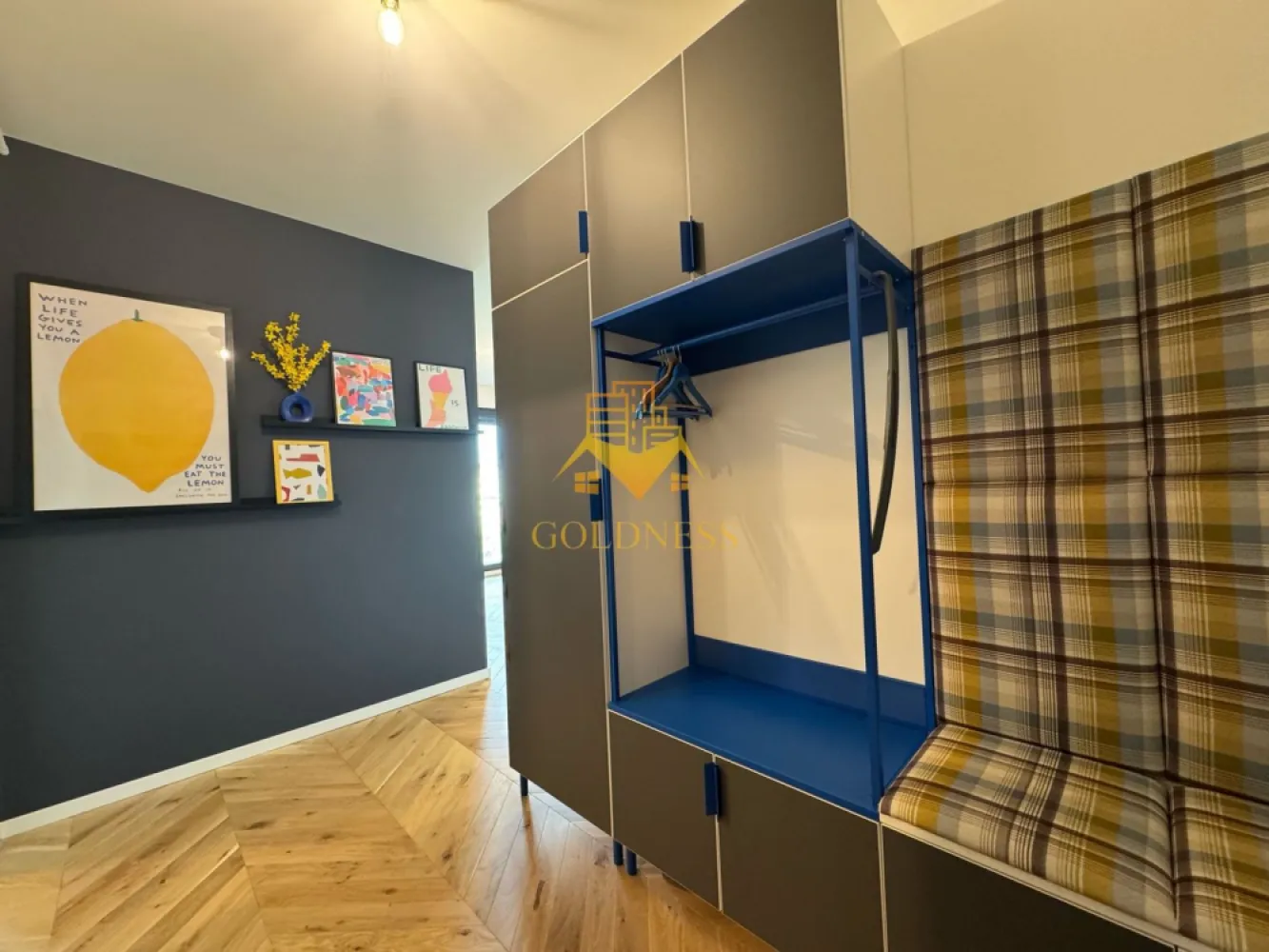 2 camere, premium, garaj, bloc nou, AC, Plopilor Zona Parcul Rozelor - GOLDNESS Imobiliare vă propune spre închiriere un apartament cu 2 camere complet mobilat și utilat, la etajul 7 într-un imobil de 10 etaje, în Cartierul Plopilor. Se poate inchiria parcare subterana cu 100 euro ! Se află în apropierea stațiilor de transport în comun, magazine, restaurante, spații verzi, farmacii, etc. Apartamentul este compartimentat astfel: - dormitor cu pat matrimonial, dressing, noptiere - living cu bucatarie open space complet utilată și mobilată, canapea extensibilă, loc de servit masa - baie cu cabina de dus, calorifer port prosop și dulap pentru depozitare. - terasa de 11 mp. Imobilul este dotat cu toate cele necesare- centrală proprie, frigider, aragaz, hotă, mașină de spălat haine, masina de spalat vase, etc. Dacă sunteți interesați de acest apartament și doriți să îl vizionați, dar și pentru alte oferte nu ezitați să ne contactați telefonic sau prin e-mail. Vă stăm la dispoziție! Pentru intermediere se percepe un comision de 50% din prețul chiriei! }}