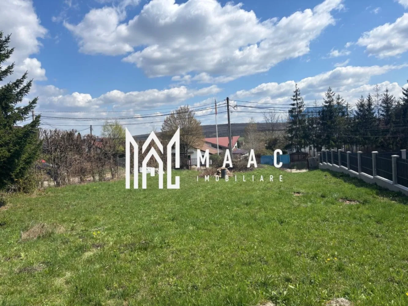 Teren intravilan 613 mp | Tocile, Sadu | autorizație emisă - Teren intravilan de 613 mp în Tocile, Sadu, cu deschidere directă la strada principală, certificat de urbanism existent și autorizație de construire emisă, într-o poziție cu acces rapid spre Sibiu.

Detalii proprietate:
• Suprafață teren: 613 mp
• Clasificare: teren intravilan pentru construcții
• Front stradal: 16 ml
• Certificat de urbanism existent
• Autorizație de construire emisă
• Utilități disponibile: apă curentă, curent electric, internet
• Canalizarea și gazul sunt în curs de execuție
• Acces auto direct din drumul principal

Terenul este amplasat în zona Tocile, într-un cadru liniștit, cu aer curat și apropiere de pădure și spații verzi. Poziționarea oferă acces facil către Sibiu și vizibilitate bună din strada principală, într-o zonă aflată în dezvoltare.

Pentru mai multe informații sau pentru programarea unei vizionări, contactați echipa MAAC Imobiliare și menționați Cod anunț CP3199576.