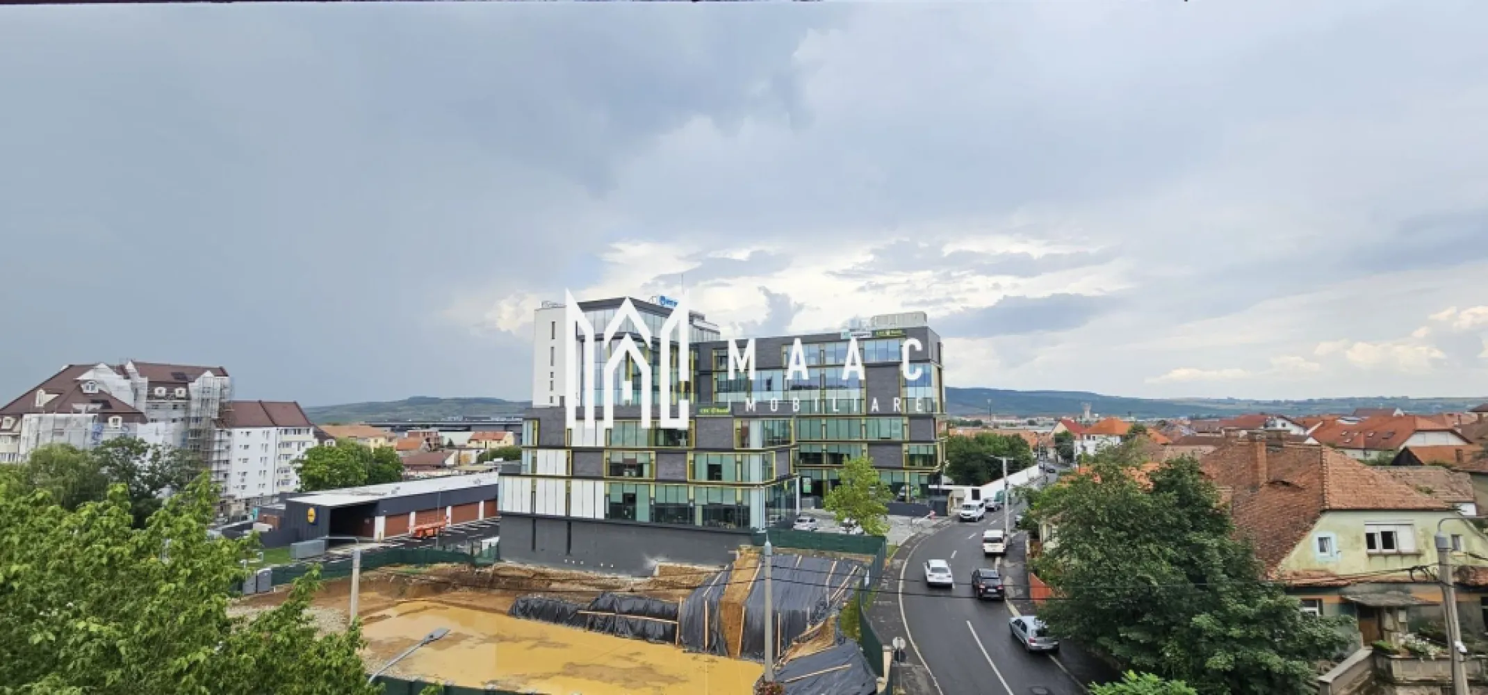 Apartament 3 camere semidecomandat | Sibiu Trei Stejari | 75 mp - Apartament cu 3 camere semidecomandat, situat în zona Trei Stejari din Sibiu, cu 75 mp utili, balcon și acces rapid către Facultatea de Medicină, Polisano și centrul orașului.

Detalii proprietate:
• Suprafață utilă de 75 mp și suprafață construită de 80 mp
• Compartimentare semidecomandată
• Living, 2 dormitoare, bucătărie, baie, hol și balcon
• Etaj 4 din 5
• Stare interioară bună
• Complet mobilat și utilat
• An construcție 1970
• Posibilitate de parcare în apropierea imobilului
• Disponibil începând cu 1 august

Zonă și acces:
Proprietatea este amplasată aproape de Facultatea de Medicină din cadrul Universității „Lucian Blaga” din Sibiu, Spitalul Polisano, centrul orașului și principalele zone comerciale. În apropiere sunt menționate supermarketuri, farmacii, restaurante, cafenele și stații pentru transportul în comun, ceea ce susține un acces facil către punctele de interes din oraș.

Contactați echipa MAAC Imobiliare pentru detalii suplimentare și programarea unei vizionări. Cod anunț CP3200248.