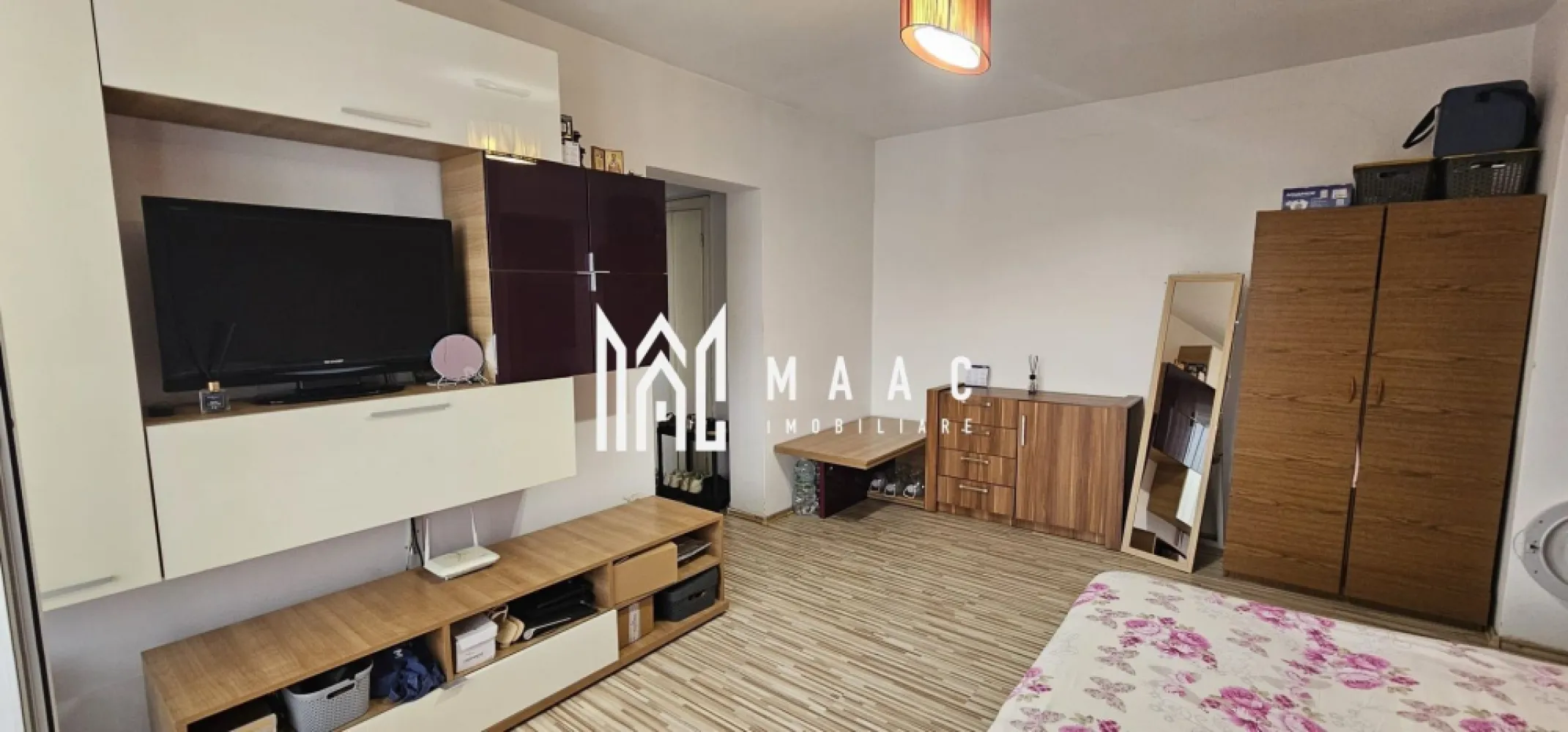 Apartament 3 camere semidecomandat | Sibiu Trei Stejari | 75 mp - Apartament cu 3 camere semidecomandat, situat în zona Trei Stejari din Sibiu, cu 75 mp utili, balcon și acces rapid către Facultatea de Medicină, Polisano și centrul orașului.

Detalii proprietate:
• Suprafață utilă de 75 mp și suprafață construită de 80 mp
• Compartimentare semidecomandată
• Living, 2 dormitoare, bucătărie, baie, hol și balcon
• Etaj 4 din 5
• Stare interioară bună
• Complet mobilat și utilat
• An construcție 1970
• Posibilitate de parcare în apropierea imobilului
• Disponibil începând cu 1 august

Zonă și acces:
Proprietatea este amplasată aproape de Facultatea de Medicină din cadrul Universității „Lucian Blaga” din Sibiu, Spitalul Polisano, centrul orașului și principalele zone comerciale. În apropiere sunt menționate supermarketuri, farmacii, restaurante, cafenele și stații pentru transportul în comun, ceea ce susține un acces facil către punctele de interes din oraș.

Contactați echipa MAAC Imobiliare pentru detalii suplimentare și programarea unei vizionări. Cod anunț CP3200248.