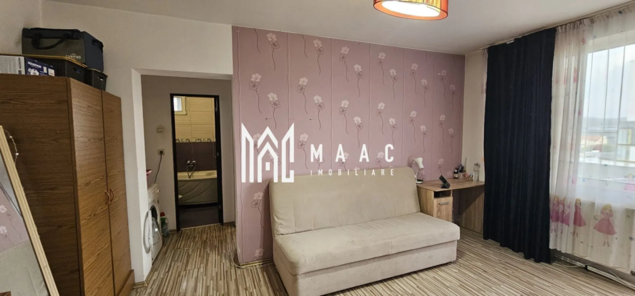 Apartament 3 camere semidecomandat | Sibiu Trei Stejari | 75 mp - Apartament cu 3 camere semidecomandat, situat în zona Trei Stejari din Sibiu, cu 75 mp utili, balcon și acces rapid către Facultatea de Medicină, Polisano și centrul orașului.

Detalii proprietate:
• Suprafață utilă de 75 mp și suprafață construită de 80 mp
• Compartimentare semidecomandată
• Living, 2 dormitoare, bucătărie, baie, hol și balcon
• Etaj 4 din 5
• Stare interioară bună
• Complet mobilat și utilat
• An construcție 1970
• Posibilitate de parcare în apropierea imobilului
• Disponibil începând cu 1 august

Zonă și acces:
Proprietatea este amplasată aproape de Facultatea de Medicină din cadrul Universității „Lucian Blaga” din Sibiu, Spitalul Polisano, centrul orașului și principalele zone comerciale. În apropiere sunt menționate supermarketuri, farmacii, restaurante, cafenele și stații pentru transportul în comun, ceea ce susține un acces facil către punctele de interes din oraș.

Contactați echipa MAAC Imobiliare pentru detalii suplimentare și programarea unei vizionări. Cod anunț CP3200248.