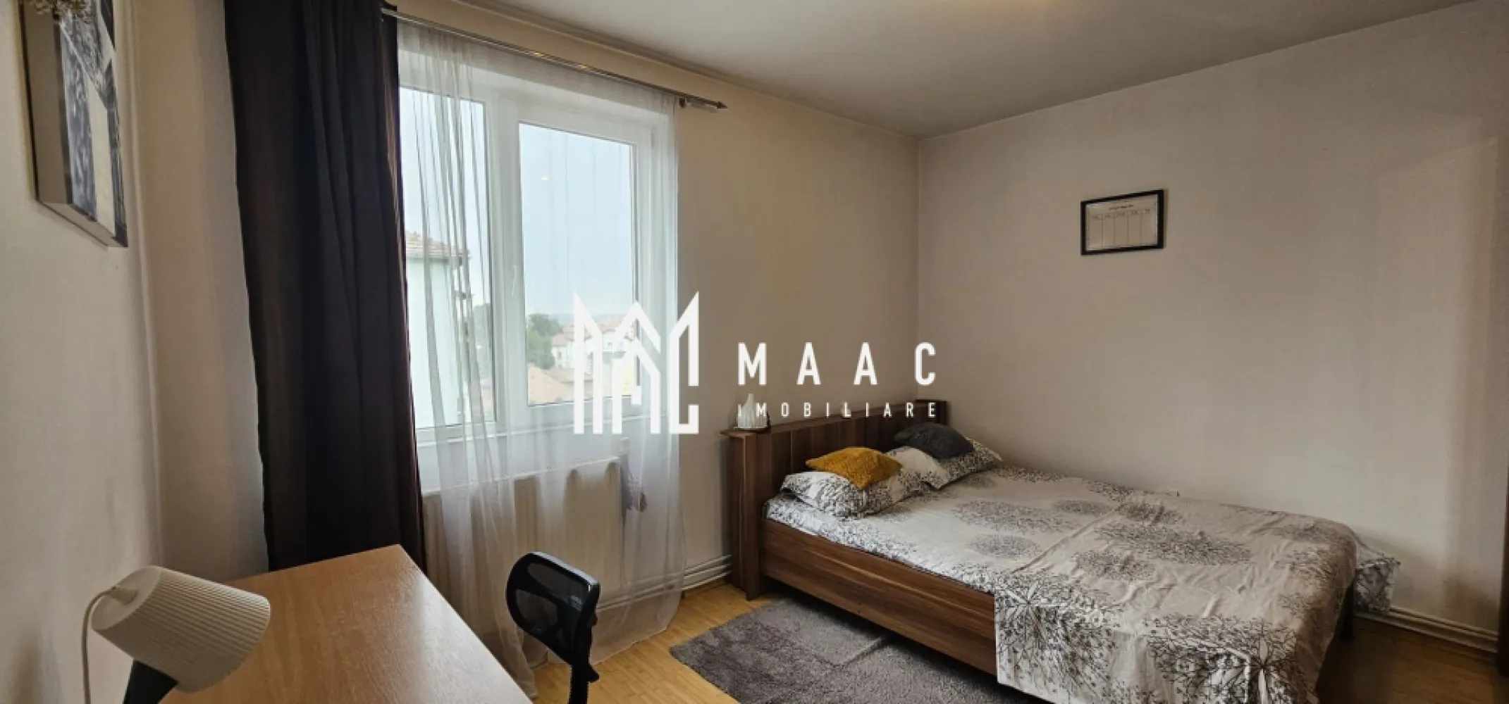 Apartament 3 camere semidecomandat | Sibiu Trei Stejari | 75 mp - Apartament cu 3 camere semidecomandat, situat în zona Trei Stejari din Sibiu, cu 75 mp utili, balcon și acces rapid către Facultatea de Medicină, Polisano și centrul orașului.

Detalii proprietate:
• Suprafață utilă de 75 mp și suprafață construită de 80 mp
• Compartimentare semidecomandată
• Living, 2 dormitoare, bucătărie, baie, hol și balcon
• Etaj 4 din 5
• Stare interioară bună
• Complet mobilat și utilat
• An construcție 1970
• Posibilitate de parcare în apropierea imobilului
• Disponibil începând cu 1 august

Zonă și acces:
Proprietatea este amplasată aproape de Facultatea de Medicină din cadrul Universității „Lucian Blaga” din Sibiu, Spitalul Polisano, centrul orașului și principalele zone comerciale. În apropiere sunt menționate supermarketuri, farmacii, restaurante, cafenele și stații pentru transportul în comun, ceea ce susține un acces facil către punctele de interes din oraș.

Contactați echipa MAAC Imobiliare pentru detalii suplimentare și programarea unei vizionări. Cod anunț CP3200248.