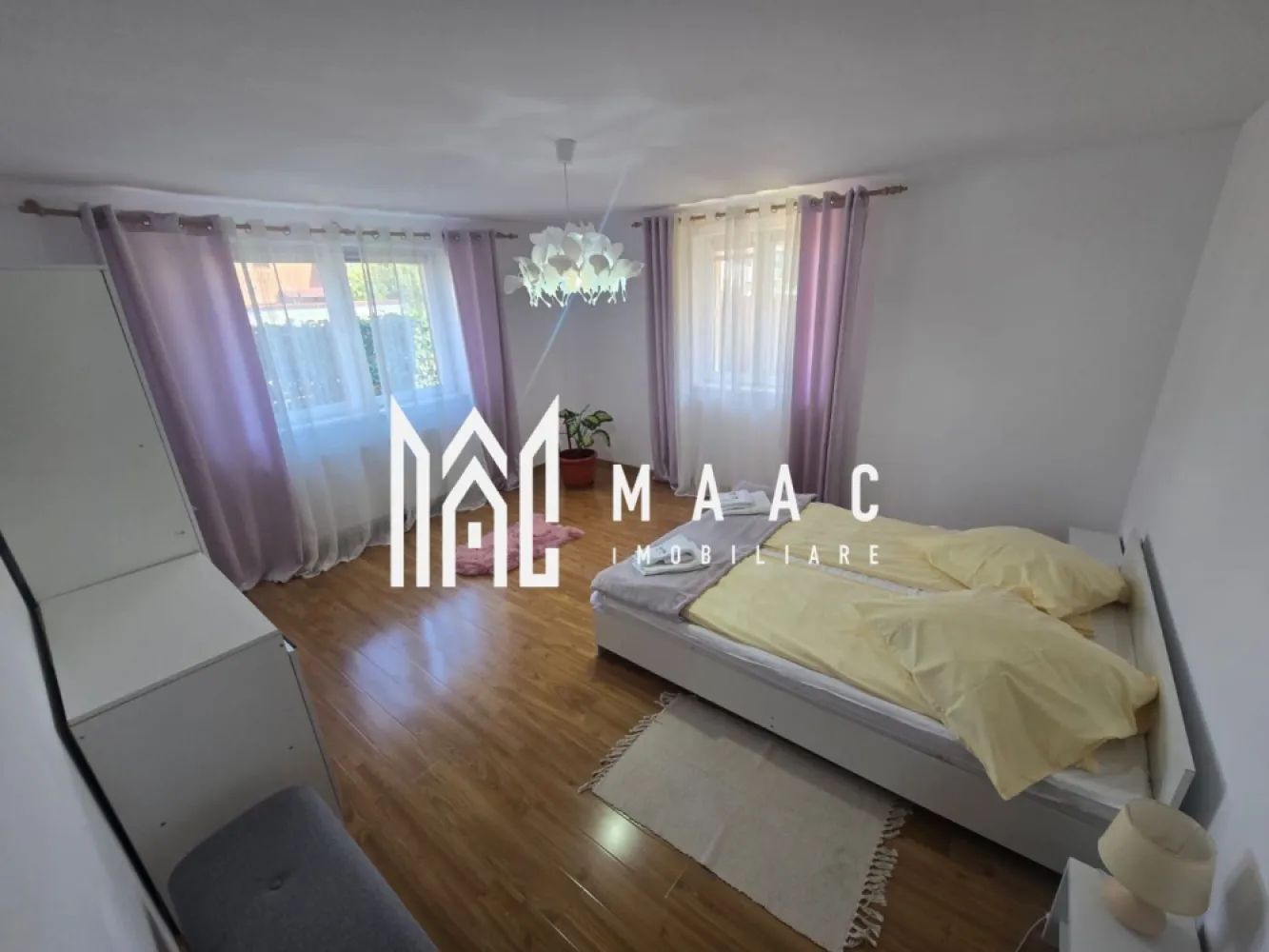 Casa 3 camere de inchiriat garaj curte Zona Tineretului - Locuința dispune de o suprafață utilă de 90 mp și este organizată într-un mod practic și confortabil, fiind alcătuită din:

hol de acces;
living spațios cu bucătărie în sistem open-space;
două dormitoare decomandate
baie cu cada
terasă acoperita
garaj 
curte amenajata
poarta electrica

Se oferă spre închiriere complet mobilată și echipată, fiind pregătită pentru mutare imediată. Bucătăria este dotată cu plită și cuptor electric, mașină de spălat vase, iar locuința include și mașină de spălat rufe. Sunt puse la dispoziția chiriașilor inclusiv veselă și lenjerii de pat.

Pentru mai multe detalii specificati CP3200737 la telefon