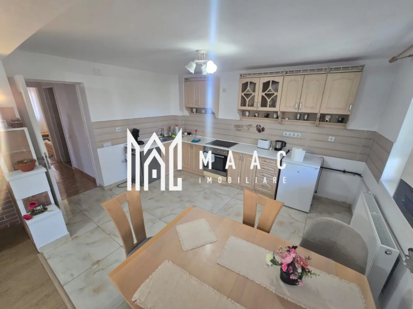 Casa 3 camere de inchiriat garaj curte Zona Tineretului - Locuința dispune de o suprafață utilă de 90 mp și este organizată într-un mod practic și confortabil, fiind alcătuită din:

hol de acces;
living spațios cu bucătărie în sistem open-space;
două dormitoare decomandate
baie cu cada
terasă acoperita
garaj 
curte amenajata
poarta electrica

Se oferă spre închiriere complet mobilată și echipată, fiind pregătită pentru mutare imediată. Bucătăria este dotată cu plită și cuptor electric, mașină de spălat vase, iar locuința include și mașină de spălat rufe. Sunt puse la dispoziția chiriașilor inclusiv veselă și lenjerii de pat.

Pentru mai multe detalii specificati CP3200737 la telefon