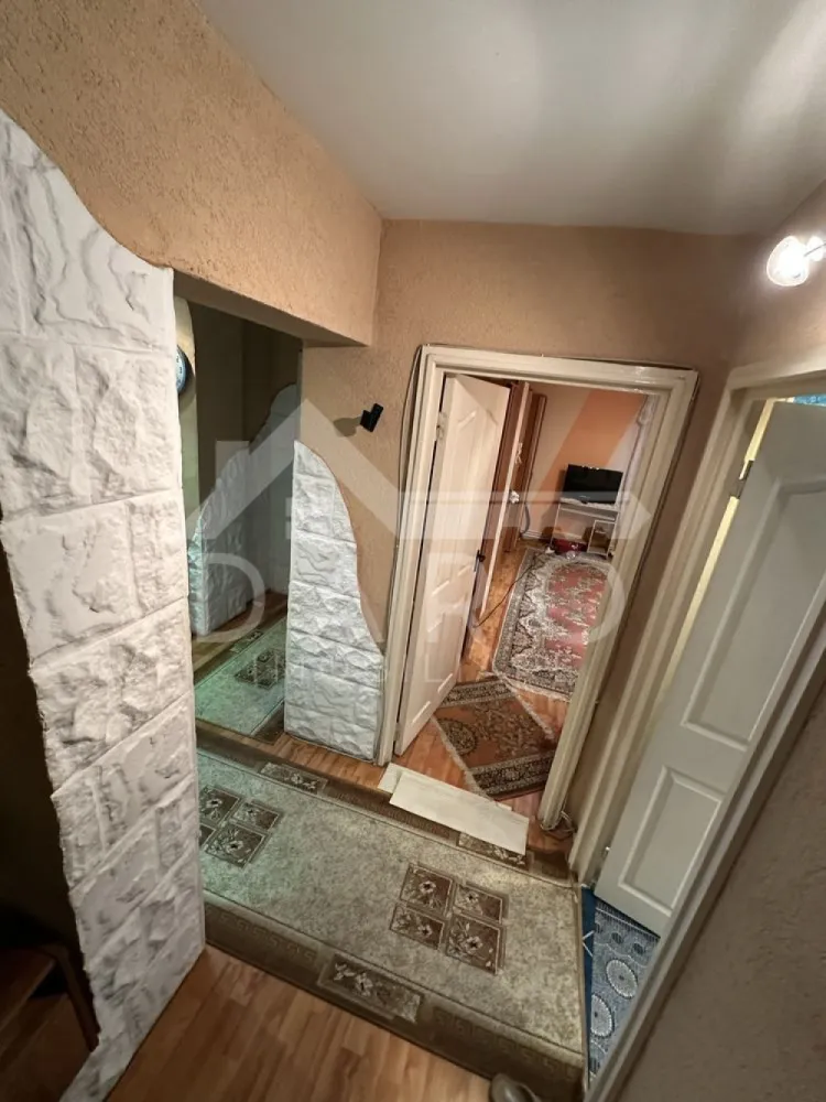 🏡 Apartament de închiriat – 2 camere decomandate | 53 mp | Etaj 1 | - 🏡 Apartament de închiriat – 2 camere decomandate | 53 mp | Etaj 1 | Rovinari Se oferă spre închiriere apartament spațios, complet mobilat și utilat, situat într-o zonă liniștită din cartierul Rovinari, în apropiere de unitatea militară. 💰 Chirie: 300 €/lună 📐 Suprafață utilă: 53 mp 🏢 Etaj: 1 din 4 ✔ bloc recent renovat (ianuarie 2024) ✔ confort termic ridicat Compartimentare: ✔ living ✔ dormitor ✔ bucătărie ✔ holuri spațioase ✔ baie ✔ uscătorie la fiecare etaj Dotări și utilități: ✔ centrală termică proprie ✔ geamuri termopan ✔ ușă metalică ✔ mobilat complet ✔ mașină de spălat nouă ✔ frigider nou Avantaje: 📍 zonă liniștită – Rovinari 📍 parcare liberă în jurul blocului, la orice oră 📍 stație de autobuz în apropiere 📍 cabinete medicale, farmacie, stomatologie, frizerie 📍 supermarketuri Profi și Darina la 3 minute de mers pe jos 📍 grădiniță cu program prelungit și biserică în apropiere 📍 la 5 minute cu mașina sau 15–20 minute de mers pe jos de centrul orașului Condiții: ✔ se acceptă familii cu copii 🚫 nu se acceptă câini de talie mare 💎 Ideal pentru familie sau cuplu care caută liniște și confort la un preț accesibil. 🤝 Proprietate promovată prin DARO Imobiliare 📞 Detalii și vizionări: Coman Maria – DARO Imobiliare 📱 0749 535 729 🔑 DARO Imobiliare – găsim proprietatea potrivită. }}