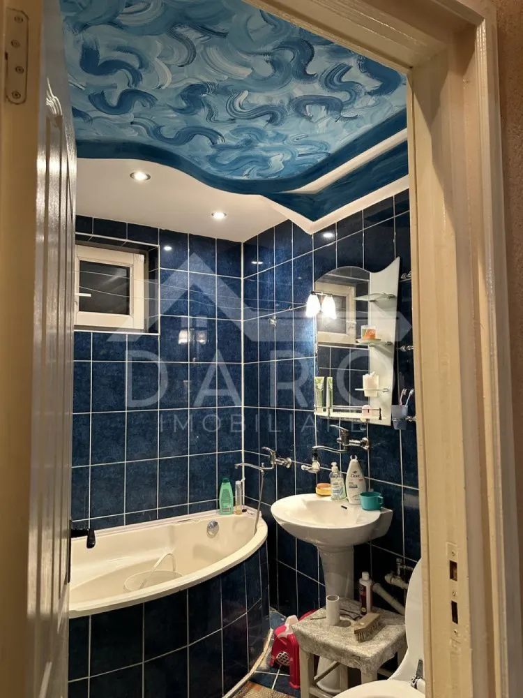 🏡 Apartament de închiriat – 2 camere decomandate | 53 mp | Etaj 1 | - 🏡 Apartament de închiriat – 2 camere decomandate | 53 mp | Etaj 1 | Rovinari Se oferă spre închiriere apartament spațios, complet mobilat și utilat, situat într-o zonă liniștită din cartierul Rovinari, în apropiere de unitatea militară. 💰 Chirie: 300 €/lună 📐 Suprafață utilă: 53 mp 🏢 Etaj: 1 din 4 ✔ bloc recent renovat (ianuarie 2024) ✔ confort termic ridicat Compartimentare: ✔ living ✔ dormitor ✔ bucătărie ✔ holuri spațioase ✔ baie ✔ uscătorie la fiecare etaj Dotări și utilități: ✔ centrală termică proprie ✔ geamuri termopan ✔ ușă metalică ✔ mobilat complet ✔ mașină de spălat nouă ✔ frigider nou Avantaje: 📍 zonă liniștită – Rovinari 📍 parcare liberă în jurul blocului, la orice oră 📍 stație de autobuz în apropiere 📍 cabinete medicale, farmacie, stomatologie, frizerie 📍 supermarketuri Profi și Darina la 3 minute de mers pe jos 📍 grădiniță cu program prelungit și biserică în apropiere 📍 la 5 minute cu mașina sau 15–20 minute de mers pe jos de centrul orașului Condiții: ✔ se acceptă familii cu copii 🚫 nu se acceptă câini de talie mare 💎 Ideal pentru familie sau cuplu care caută liniște și confort la un preț accesibil. 🤝 Proprietate promovată prin DARO Imobiliare 📞 Detalii și vizionări: Coman Maria – DARO Imobiliare 📱 0749 535 729 🔑 DARO Imobiliare – găsim proprietatea potrivită. }}